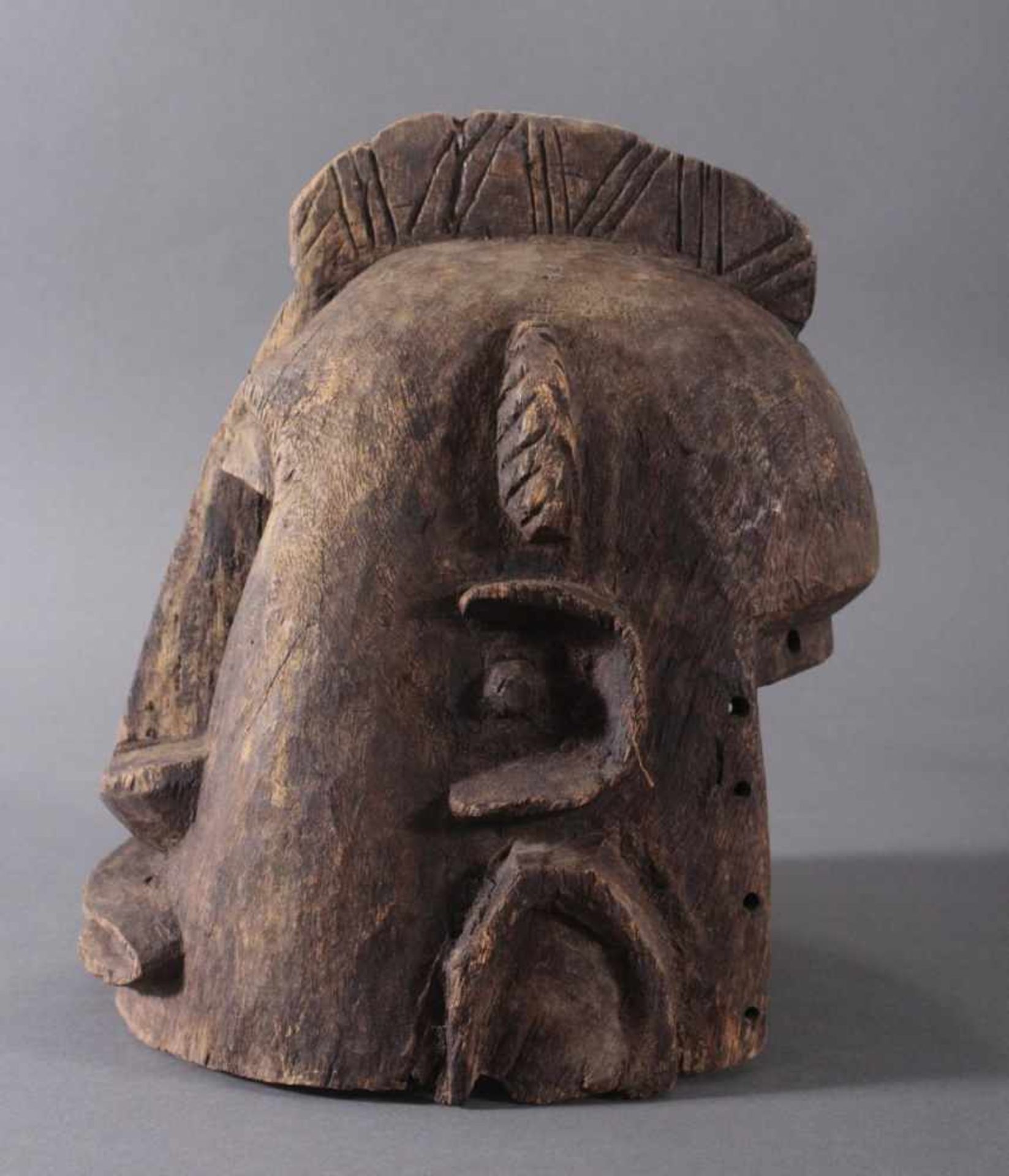 Antike Helmmaske der Dogon, Mali, 1. Hälfte 20. Jh.Aus Vollholz geschnitzt, ca. 29 x 25 x 24 cm, 2,5 - Bild 3 aus 4