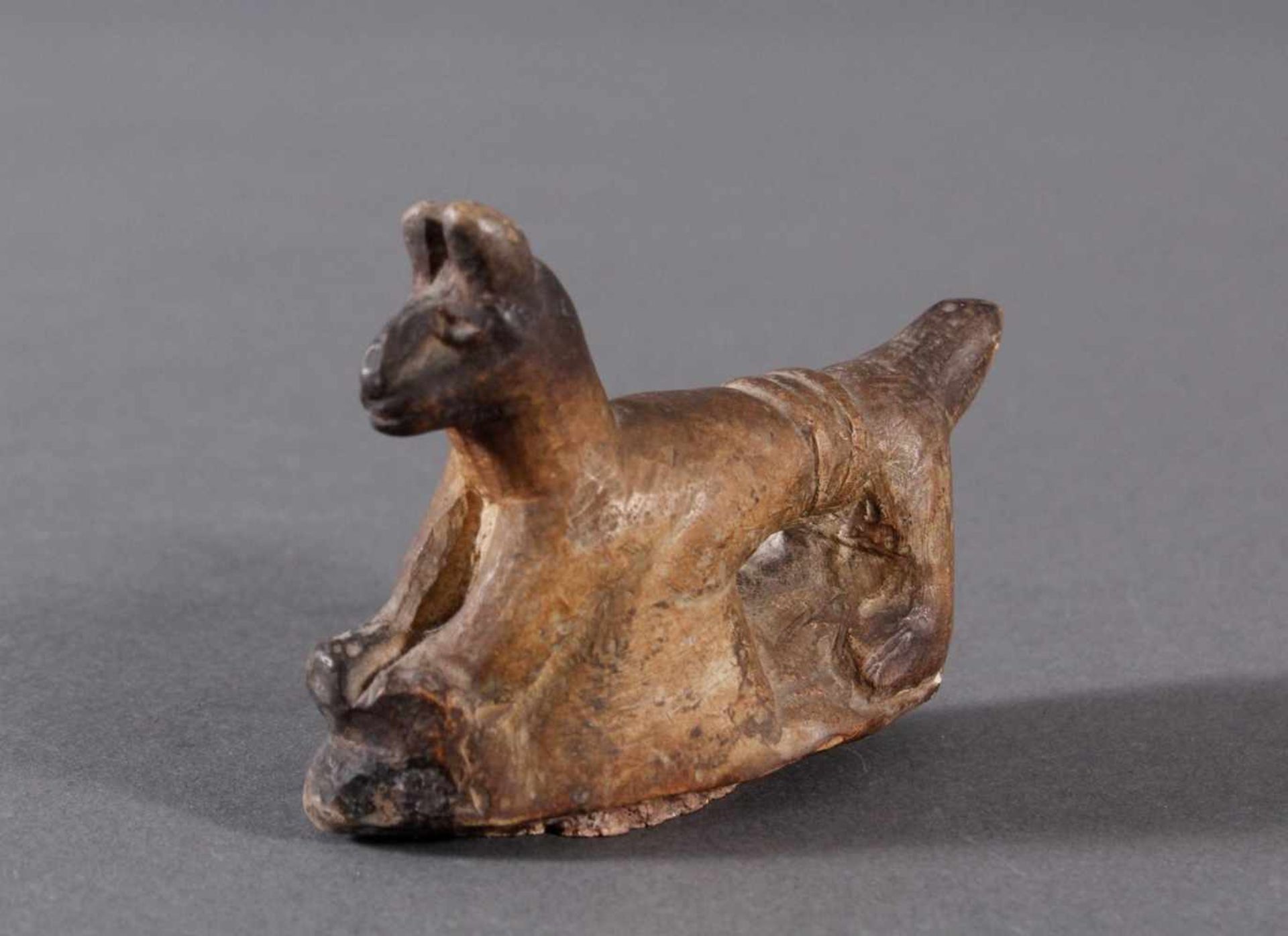 Ausgrabungsobjekt, Hund aus hellem Stein geschnitztPlastische Darstellung eines stehenden Hundes, - Bild 2 aus 6
