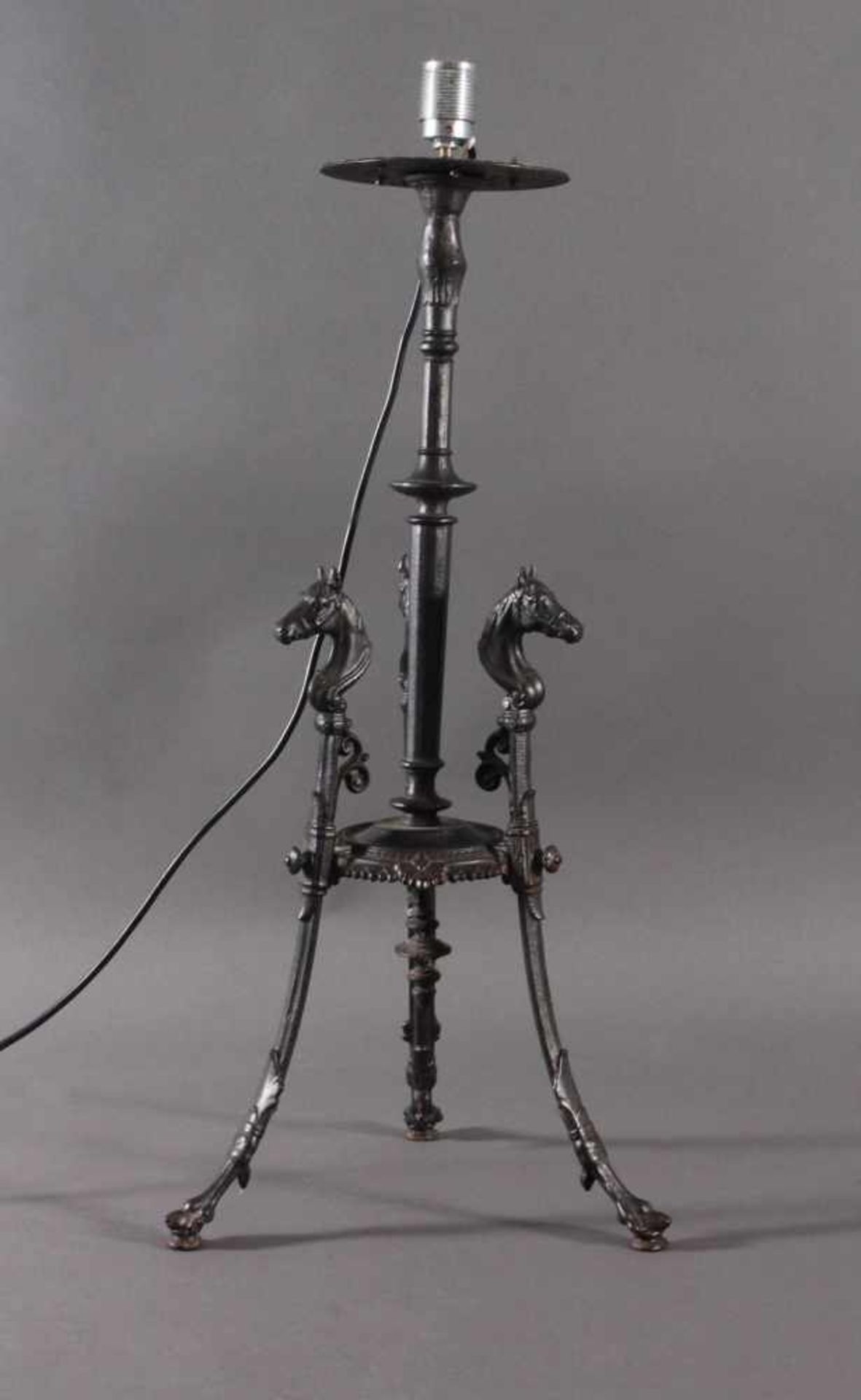 Eisenfuß um 1900, als Lampe umfunktioniertGegossenes Eisen, Rocaillenfüße mit plastischen