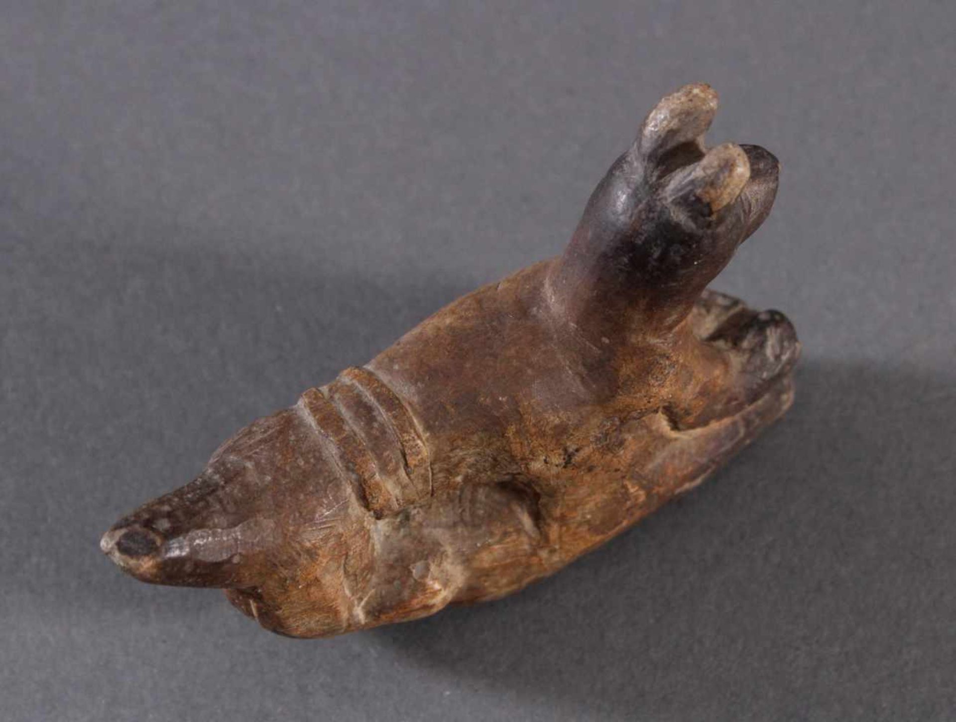 Ausgrabungsobjekt, Hund aus hellem Stein geschnitztPlastische Darstellung eines stehenden Hundes, - Bild 5 aus 6