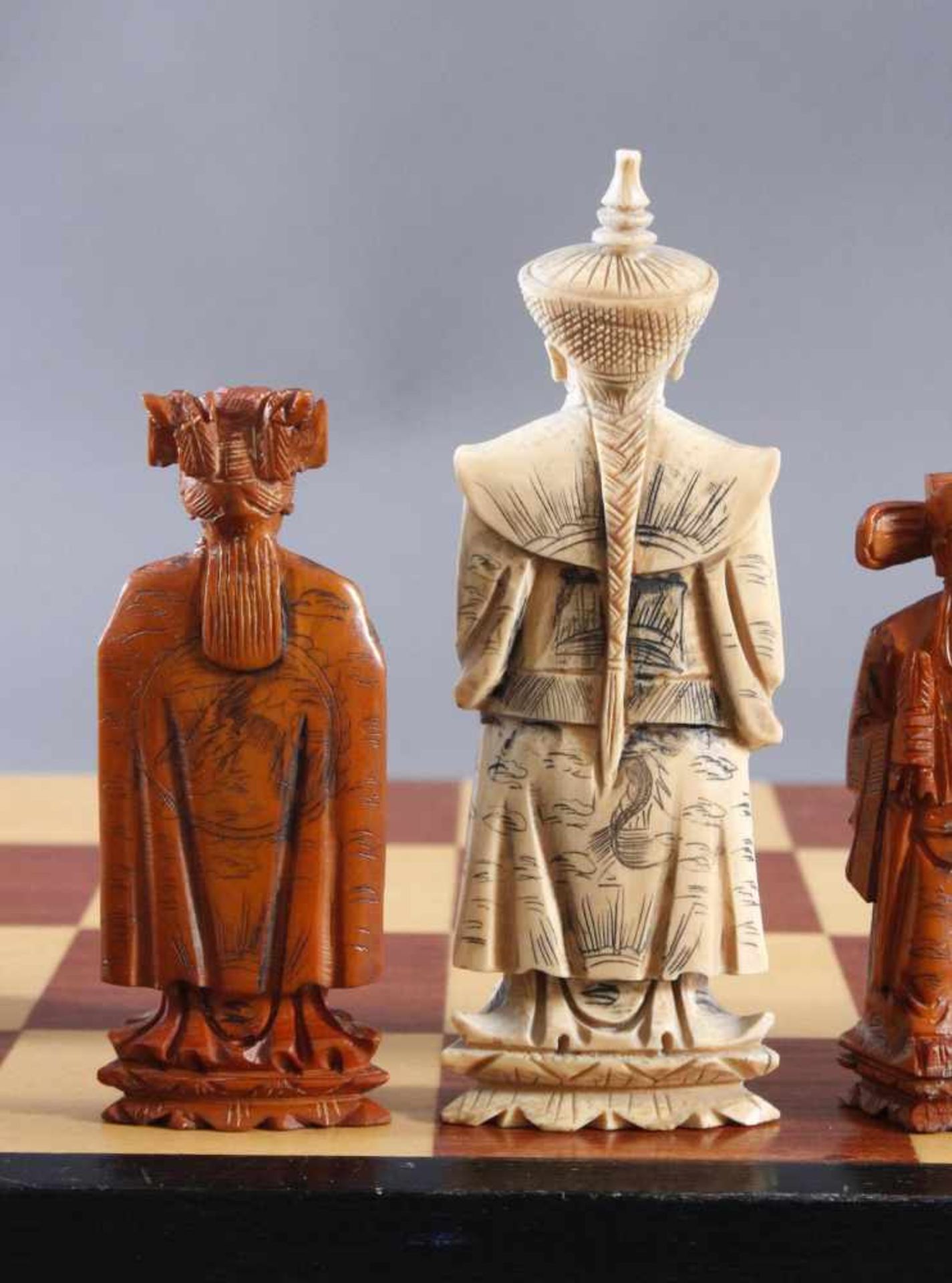 Schachspiel, China, 20. Jahrhundert32 Schachfiguren aus Elfenbein, teils eingefärbt, in Ritz- - Image 8 of 9