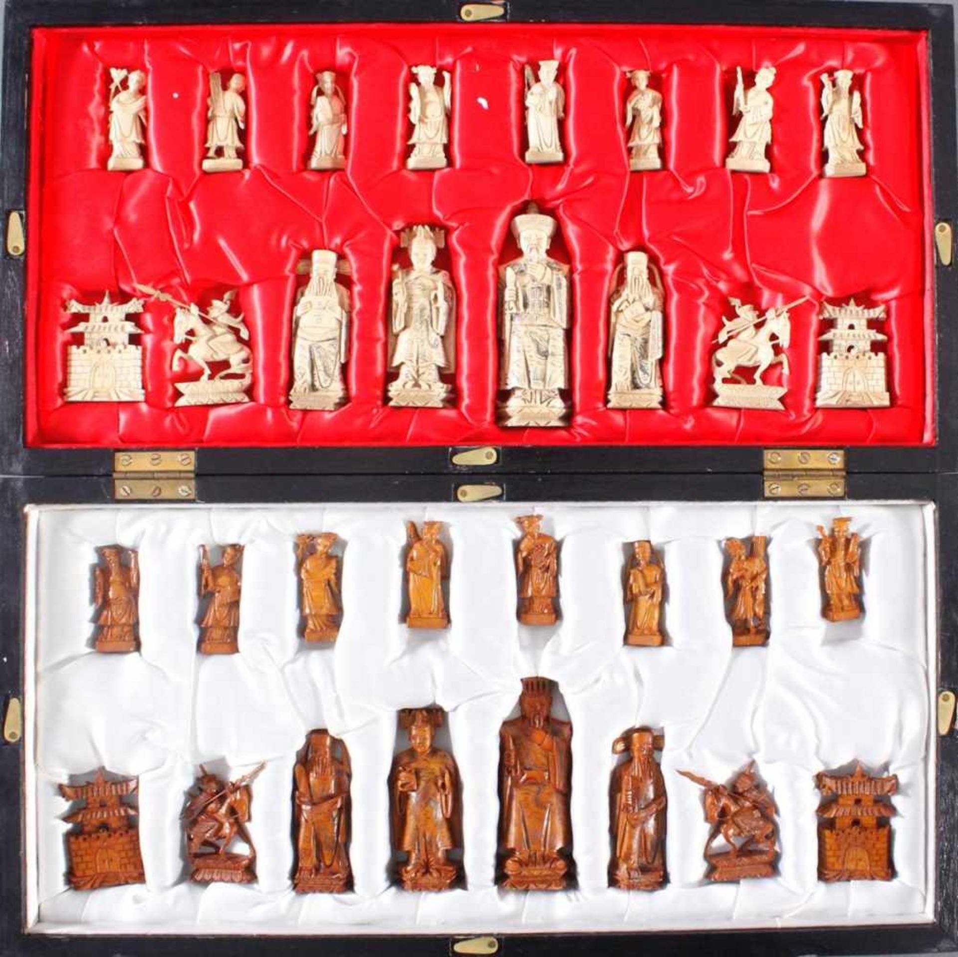 Schachspiel, China, 20. Jahrhundert32 Schachfiguren aus Elfenbein, teils eingefärbt, in Ritz-