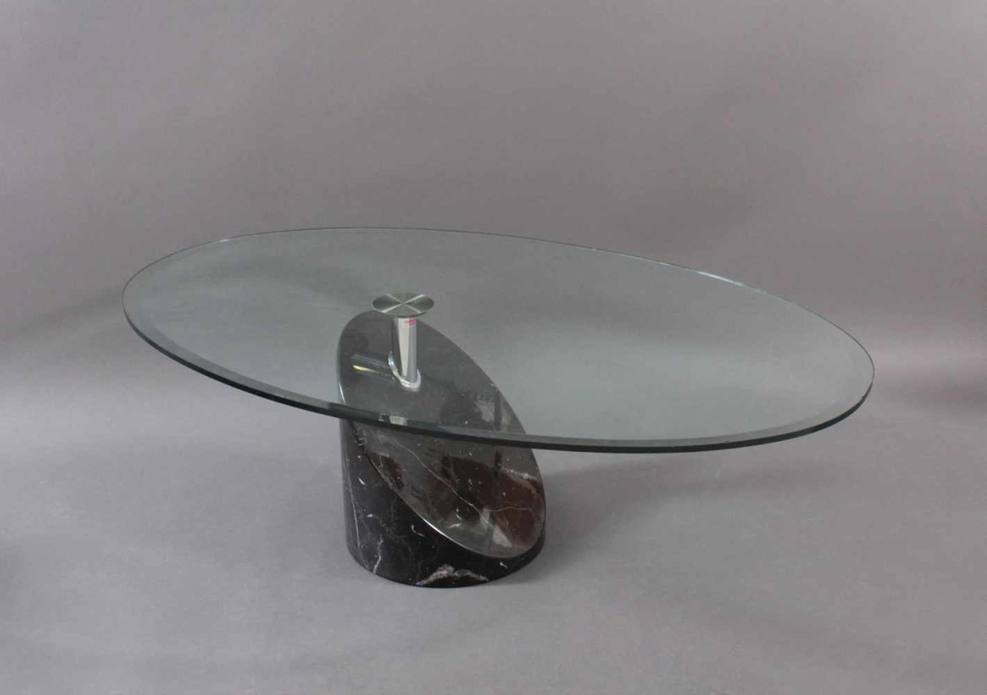 Designer Glastisch. Cattelan ItalienMarmorsockel, drehbare, ovale Glasplatte mit kleinem Chip, ca.