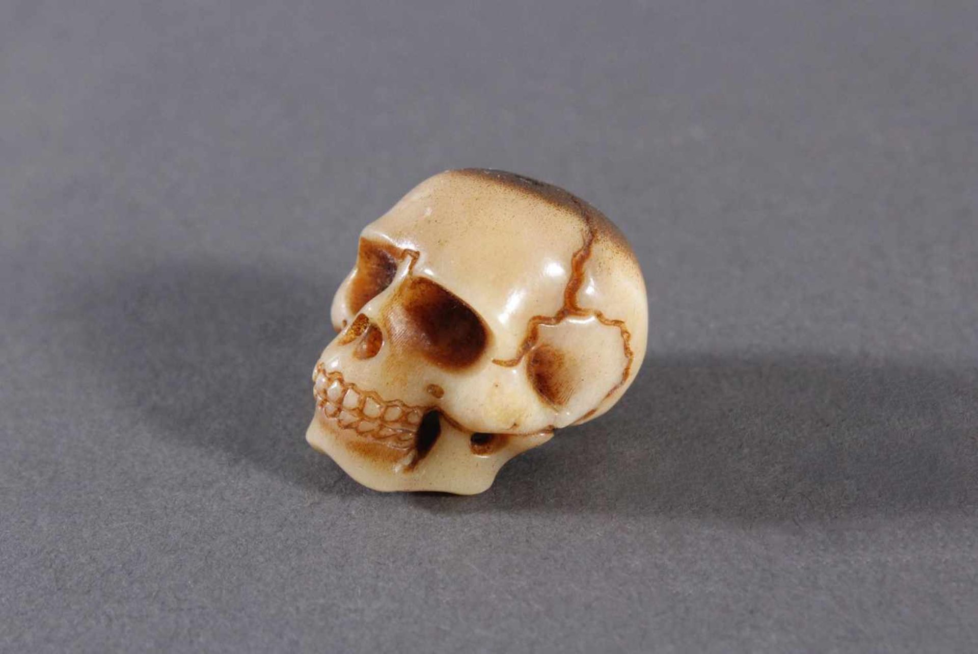 Memento Mori, Miniatur TotenschädelAus Hirschhorn geschnitzter Anhänger. Maße ca. 3 x 2,5 cm.- - - - Bild 2 aus 5