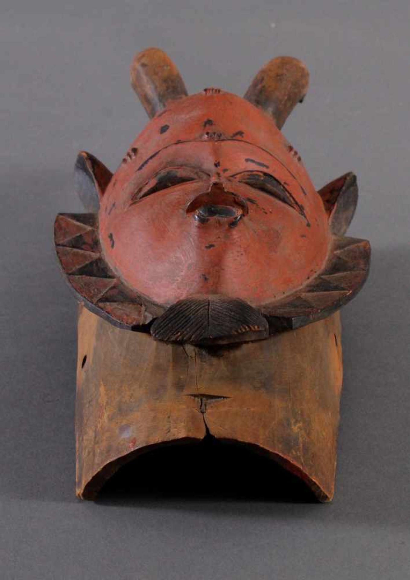 Maske der Baule, ElfenbeinküsteHolz geschnitzt, rot-schwarz gefärbt, Narbentatauierungen, mit - Bild 2 aus 6