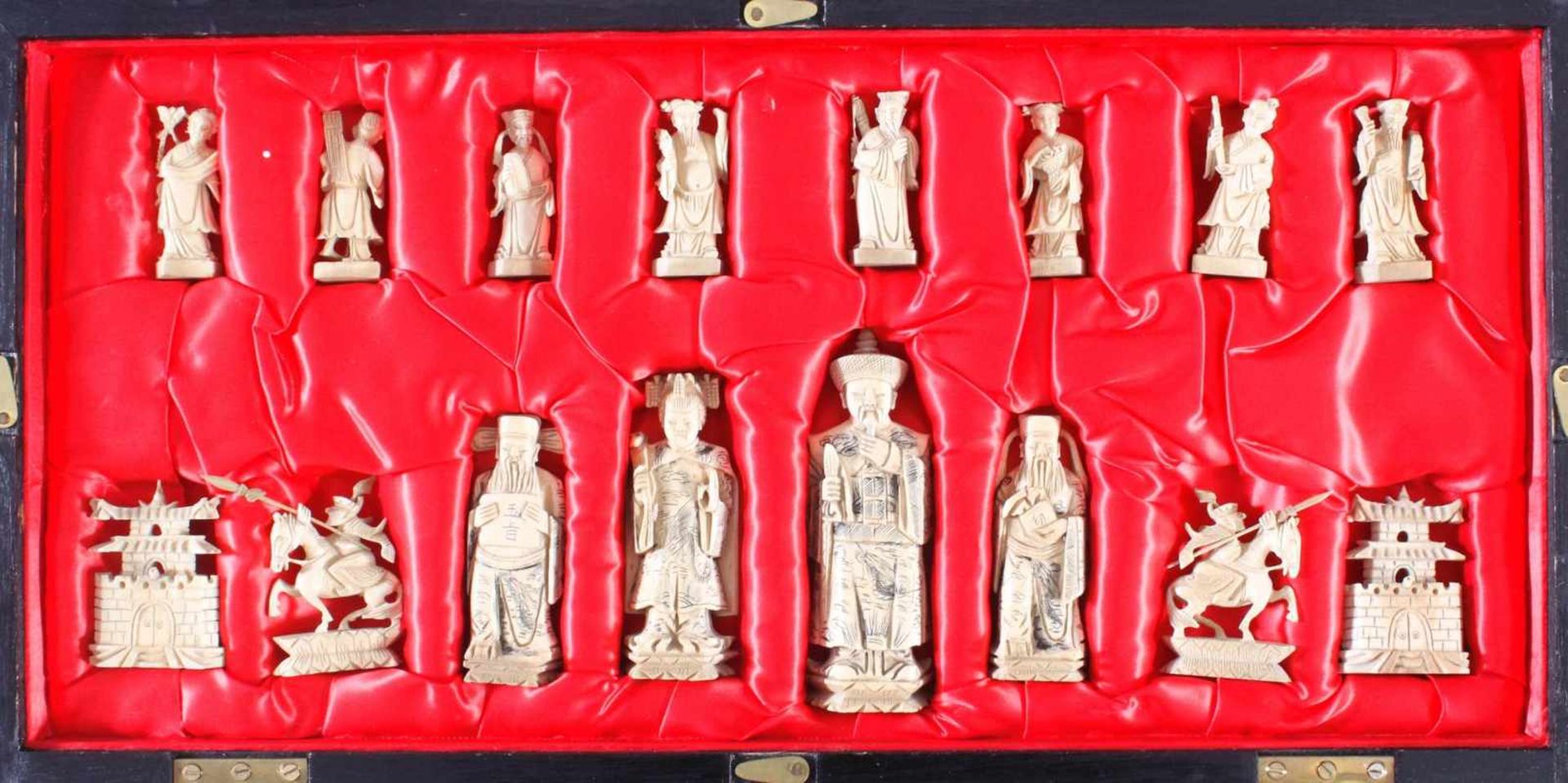 Schachspiel, China, 20. Jahrhundert32 Schachfiguren aus Elfenbein, teils eingefärbt, in Ritz- - Image 2 of 9