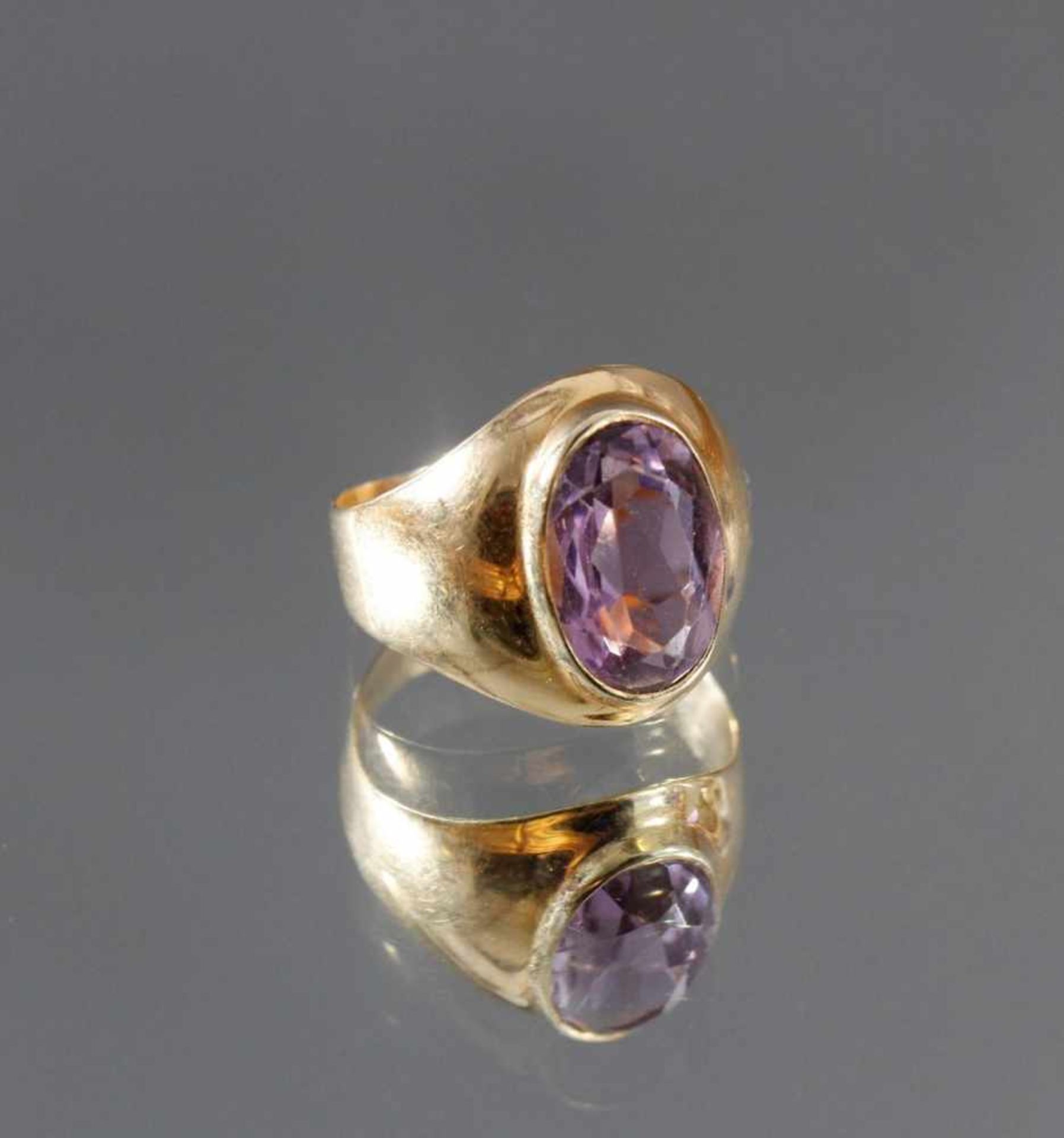 Damenring mit Amethyst, 8 kt GelbgoldPunziert 333, facettierter Amethyst, ovale Form,  ca. 1,1 x