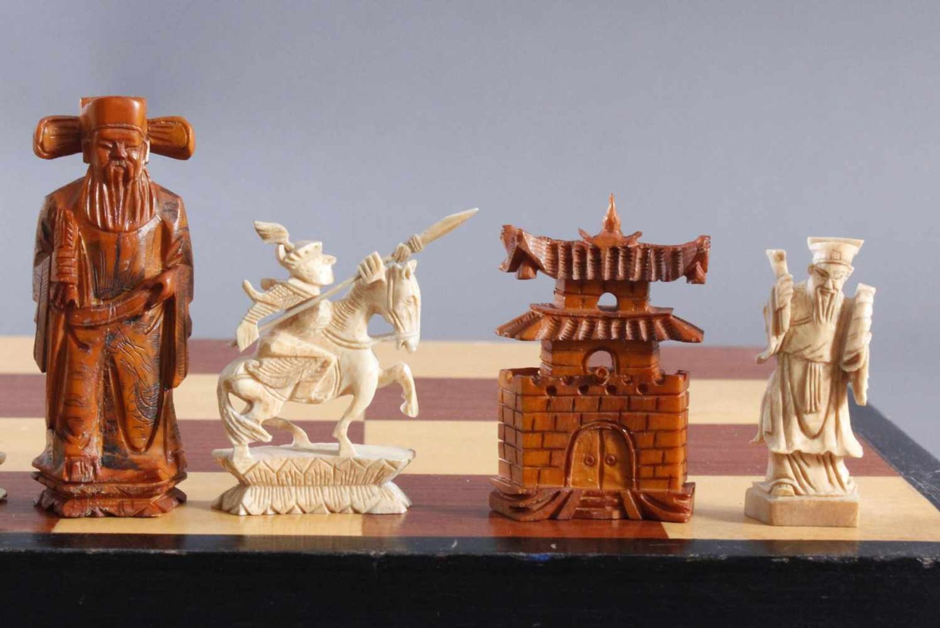 Schachspiel, China, 20. Jahrhundert32 Schachfiguren aus Elfenbein, teils eingefärbt, in Ritz- - Image 7 of 9
