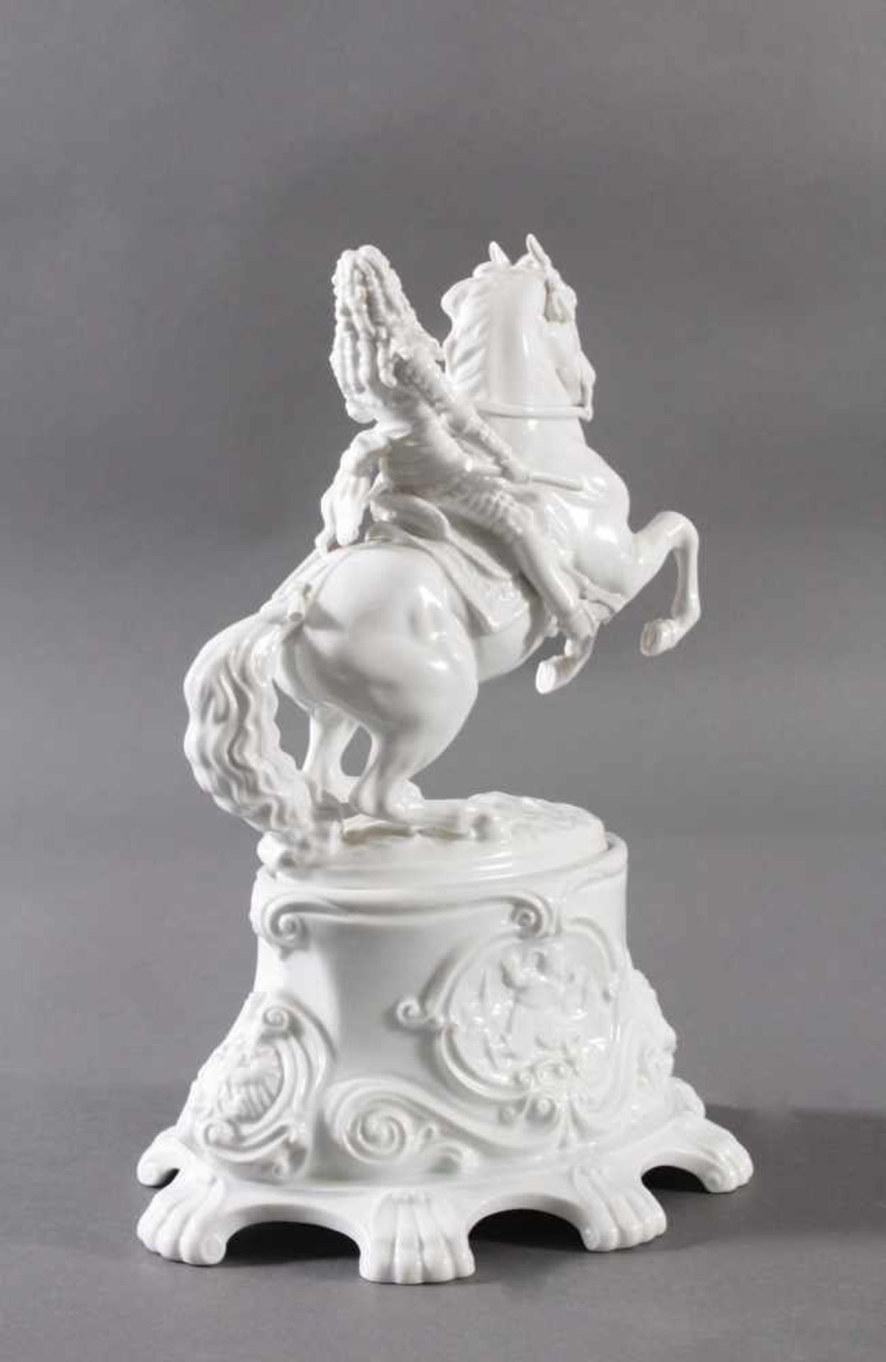 Augarten Wien, "Prinz Eugen von Savoyen-Carignan"Weißporzellan-Figur,Sockel mit 2 Reserven, - Bild 4 aus 7