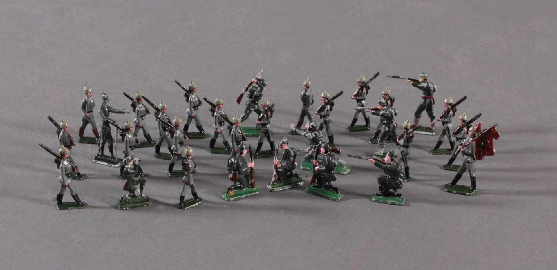 30 Zinnfiguren, Soldaten der Preussischen ArmeeBunt bemalt, ca. Höhe 3,5 bis 5,5 cm.- - -20.00 %