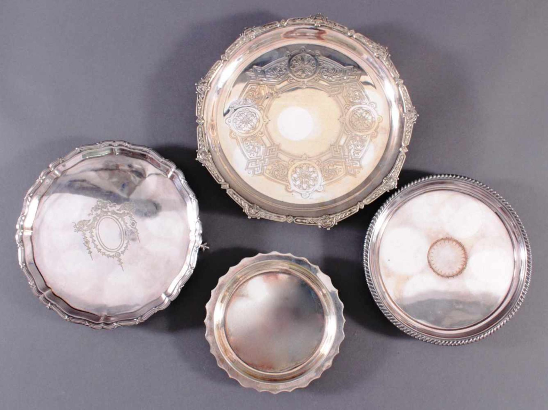 Vier Salver, EnglandVersilbert, einmal gemarkt Mappin & Webb, um 1900. Auf 3 bzw. 4 kleinen Füßen, - Bild 3 aus 5