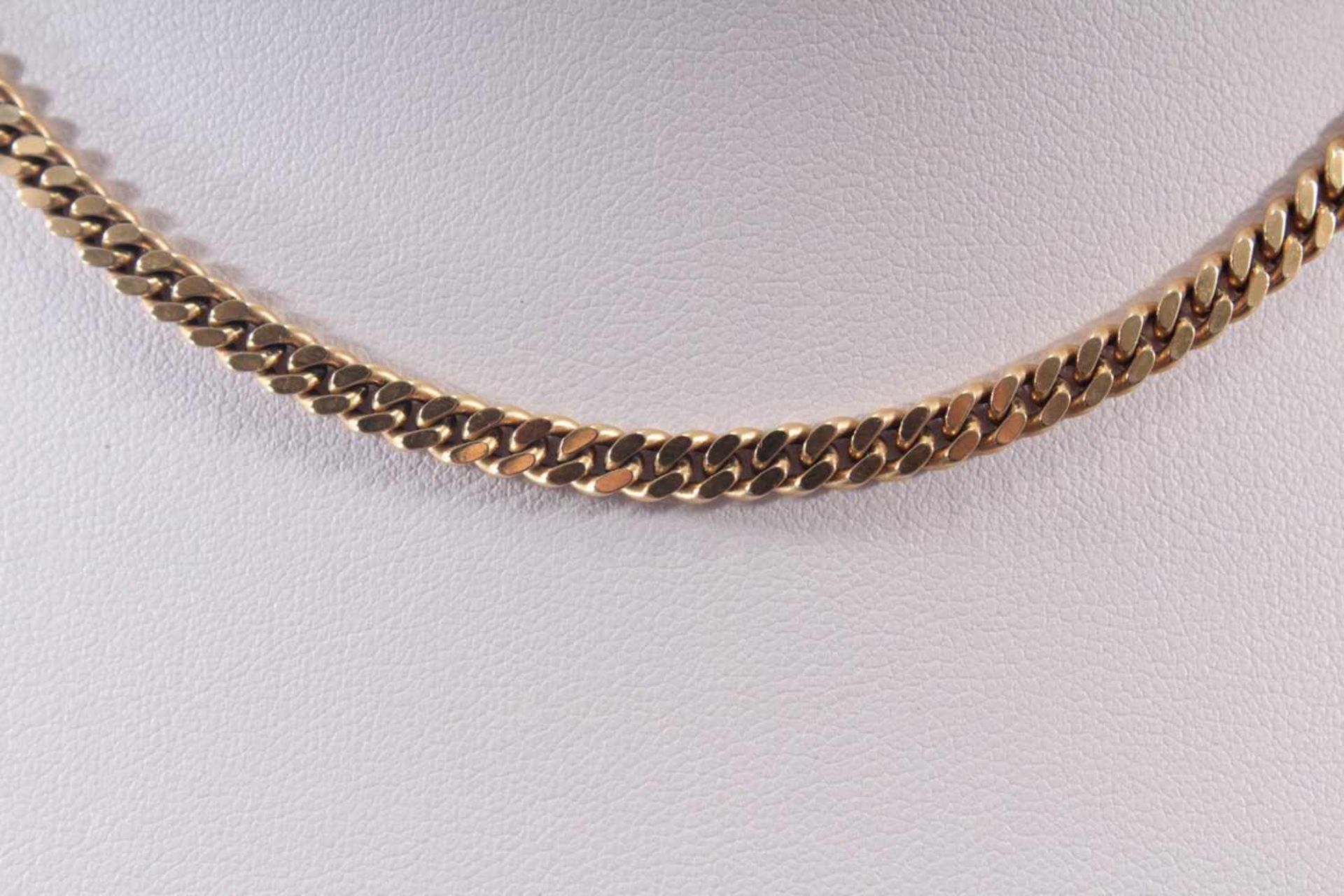 Halskette aus 14 Karat GelbgoldGliederkette mit Karabinerhaken, an der Öse punziert 585, ca. Länge - Image 2 of 2