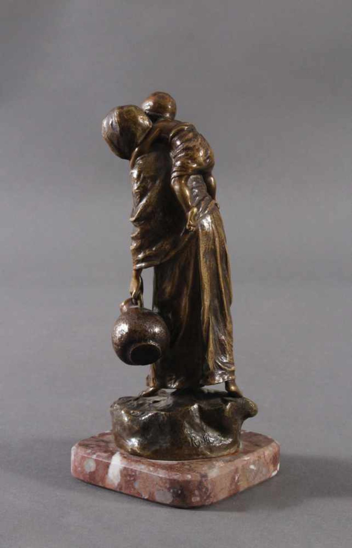 Andor Ruff (1895-1951)Mutter und Kind um 1925. Bronze patiniert auf Marmorsockel.Höhe mit Sockel ca. - Bild 4 aus 6