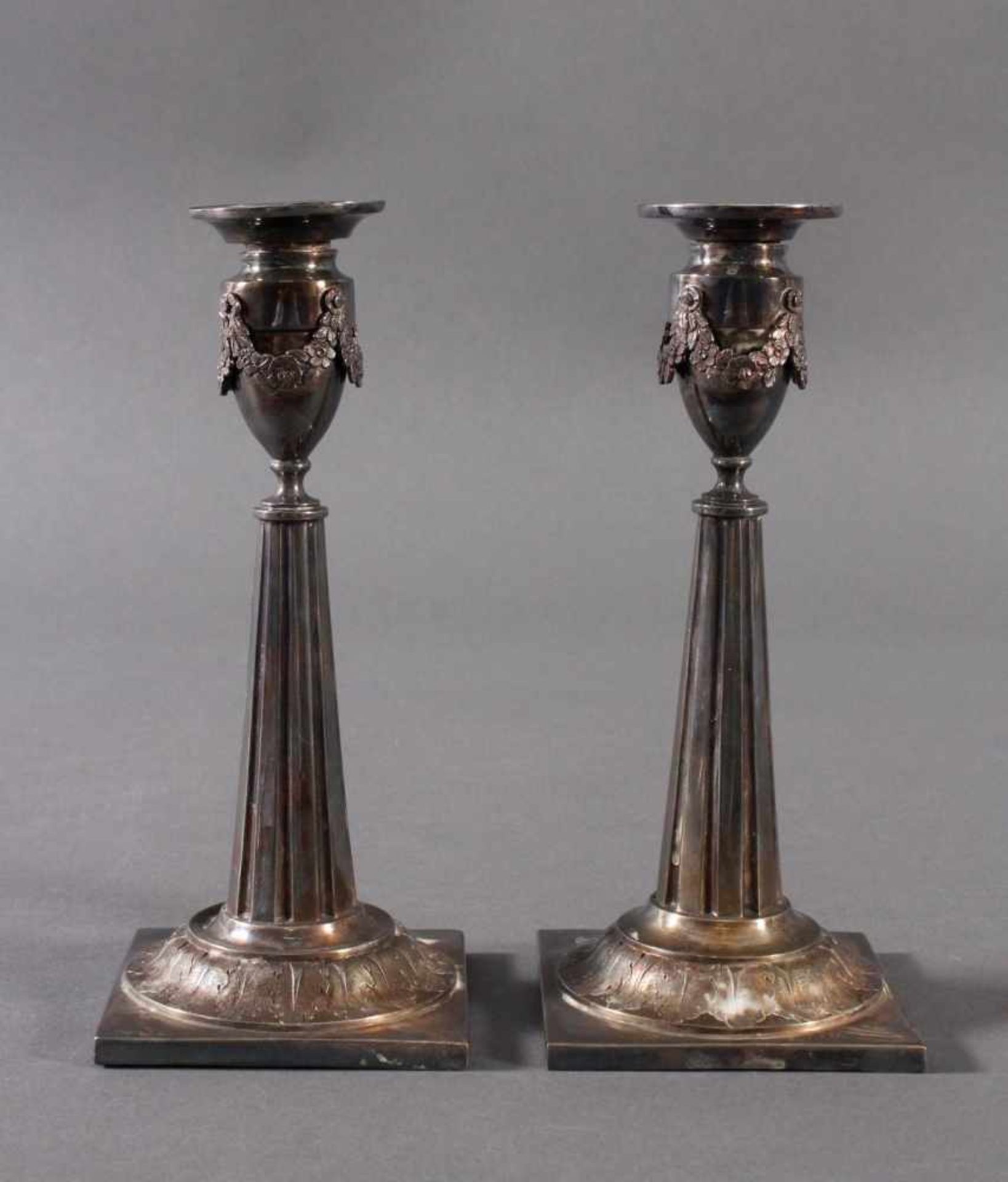 Paar silberne Empire-KerzenständerKerzenständer auf rechteckigem Stand, 12 Lötig, Profilrillen und