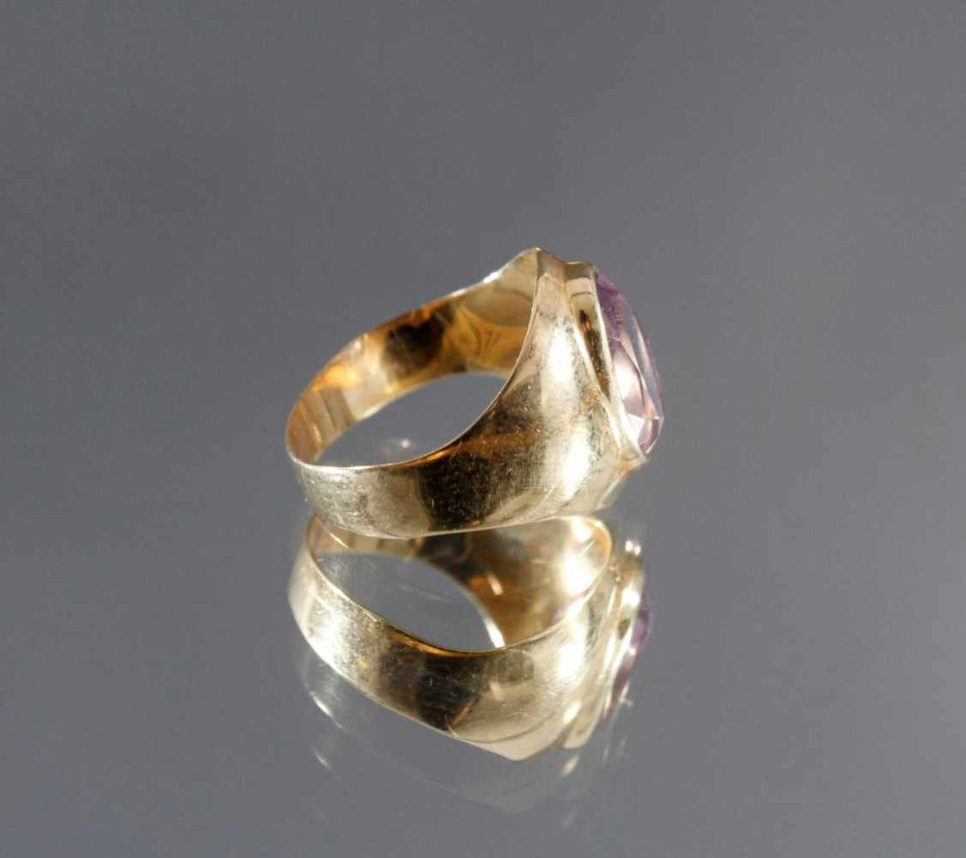 Damenring mit Amethyst, 8 kt GelbgoldPunziert 333, facettierter Amethyst, ovale Form,  ca. 1,1 x - Bild 3 aus 4