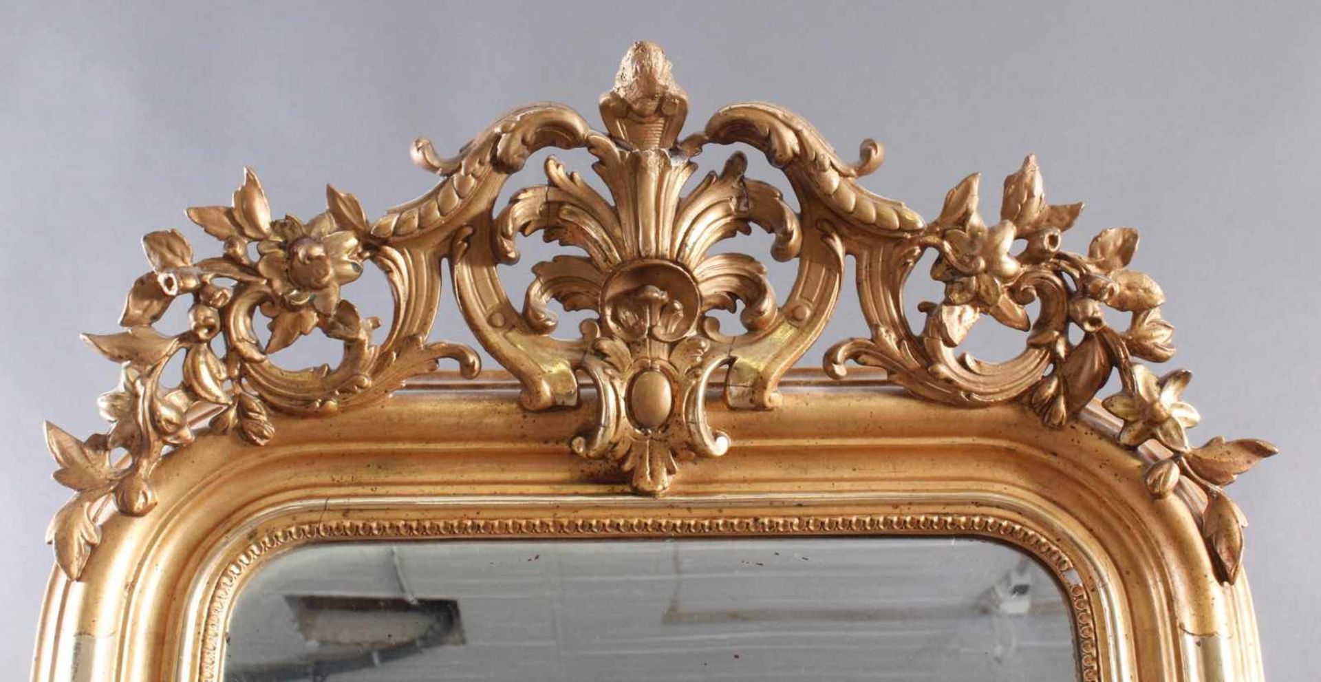 Spiegel mit Holzrahmen aus dem frühen 19. Jh.Durchbrochen geschnitzte Bekrönung und seitlichen - Image 2 of 2