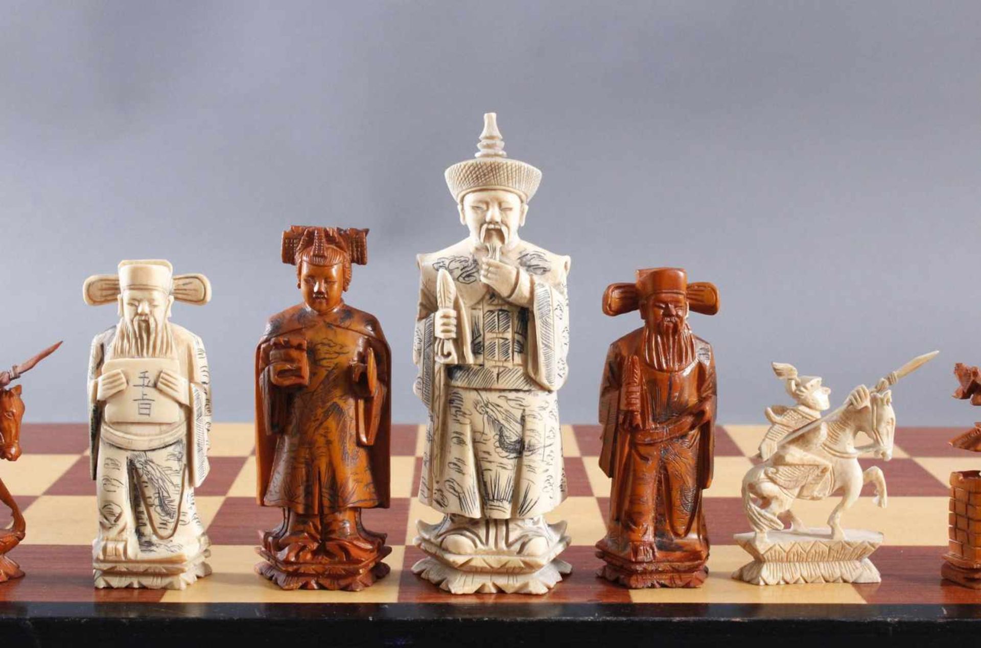 Schachspiel, China, 20. Jahrhundert32 Schachfiguren aus Elfenbein, teils eingefärbt, in Ritz- - Image 5 of 9