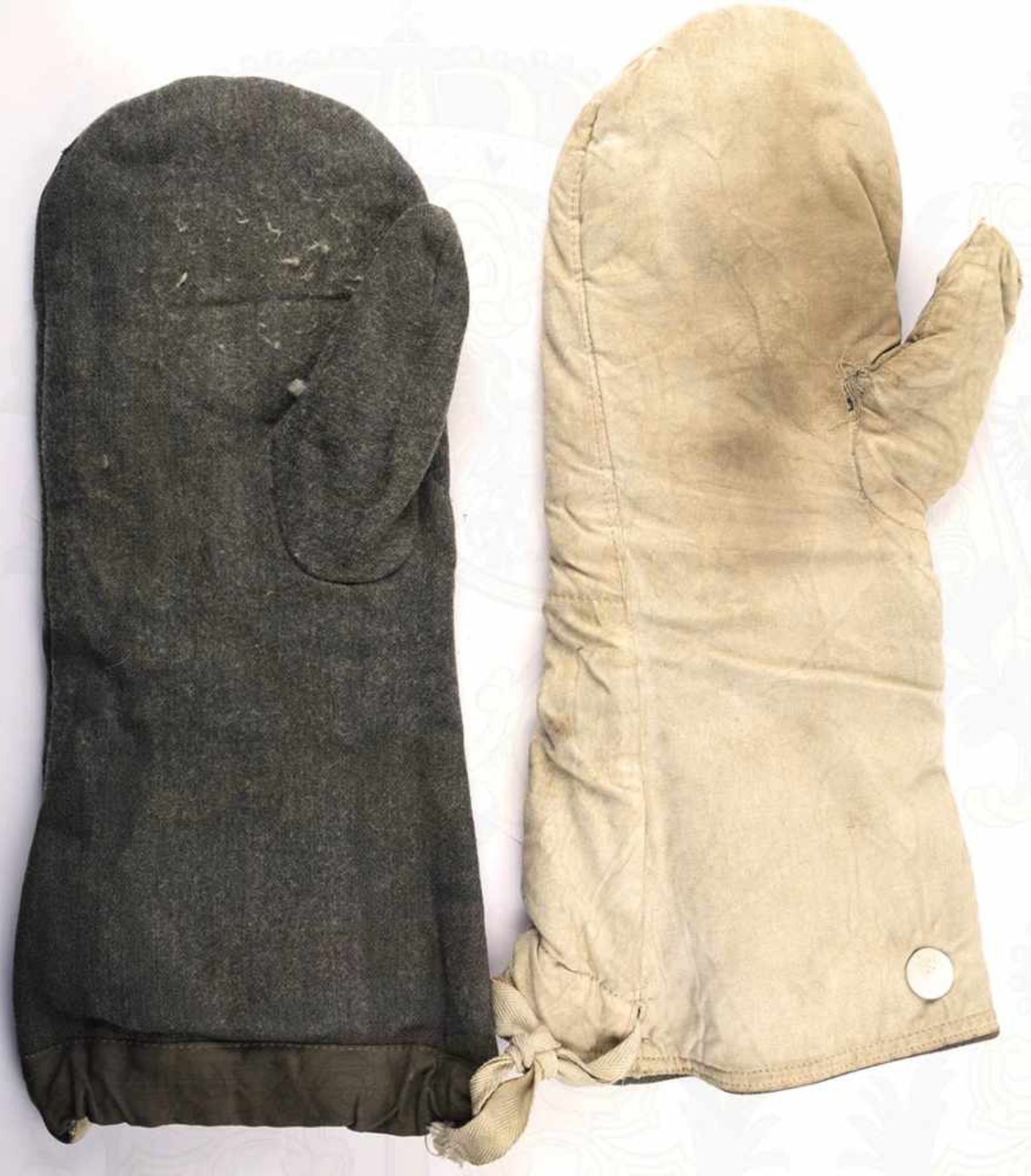 2 WENDEHANDSCHUHE ZUR WINTERUNIFORM, unpaarig, feldgraues Tuch mit unterschiedl. Struktur, wendbar