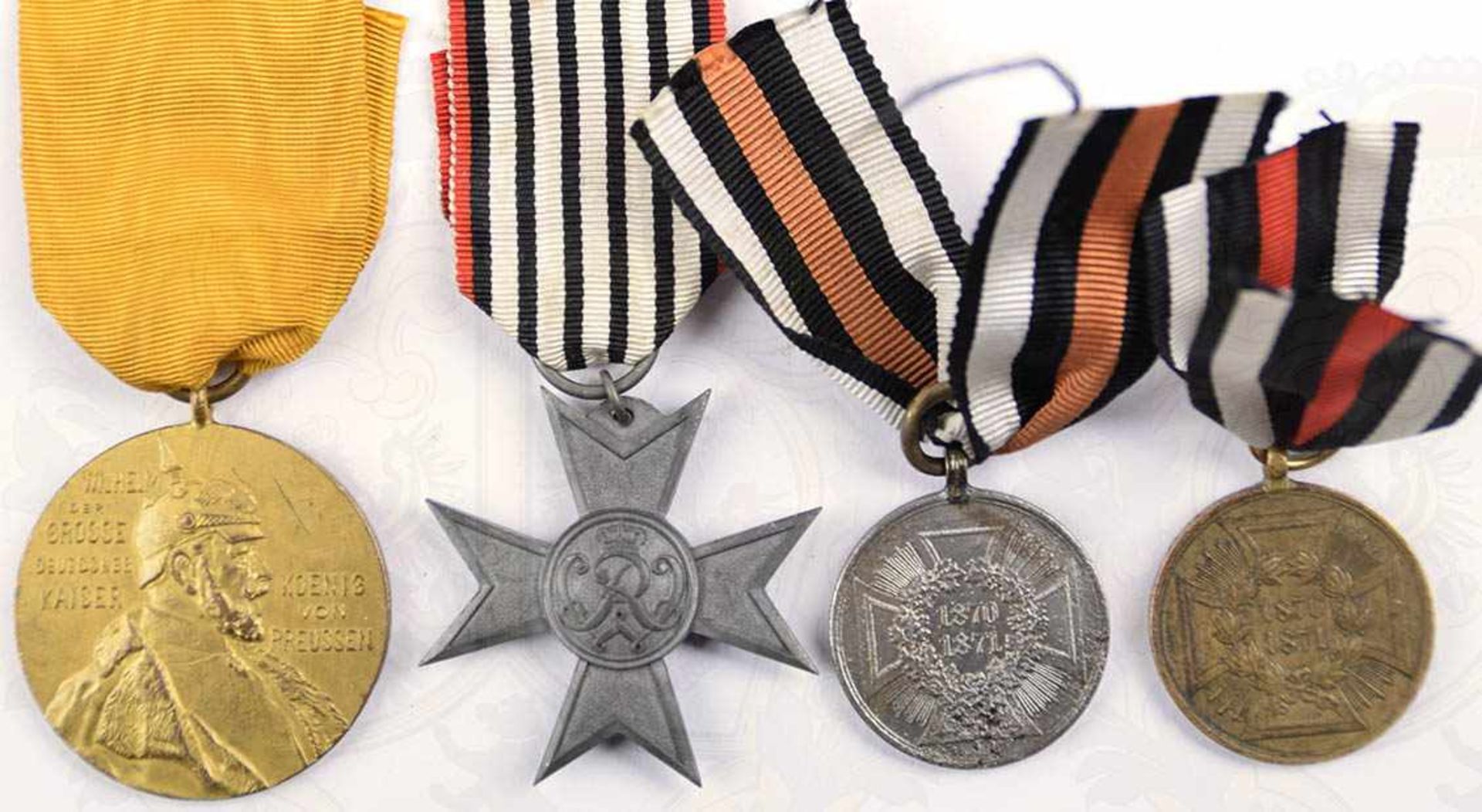 4 AUSZEICHNUNGEN, 2 KDM 1870/71, in Stahl bzw. f. Kämpfer in Bronze, bde. am Bandstück f. Kämpfer;