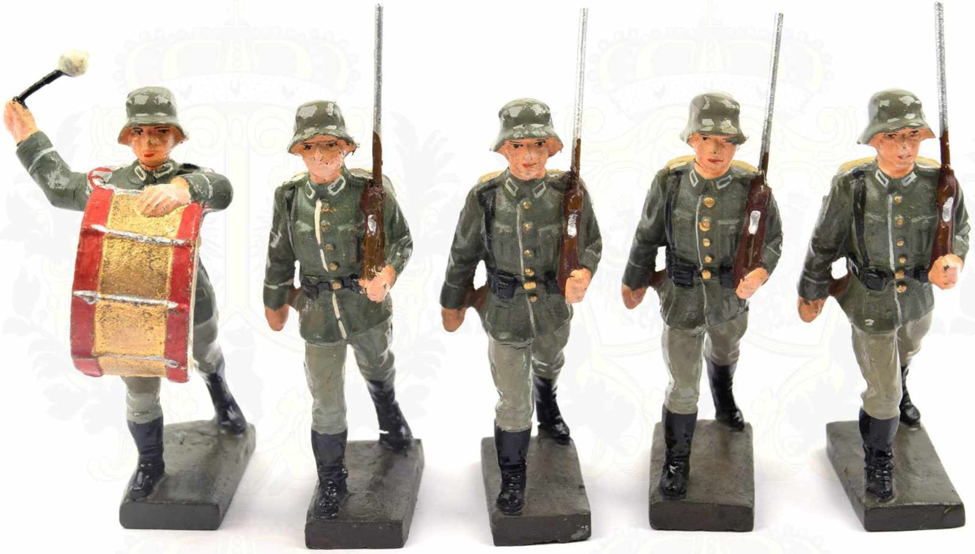 5 SOLDATENFIGUREN, Wehrmacht um 1936, 4 Mannschaften marschierend m. Gewehr über u. 1 Trommler m.