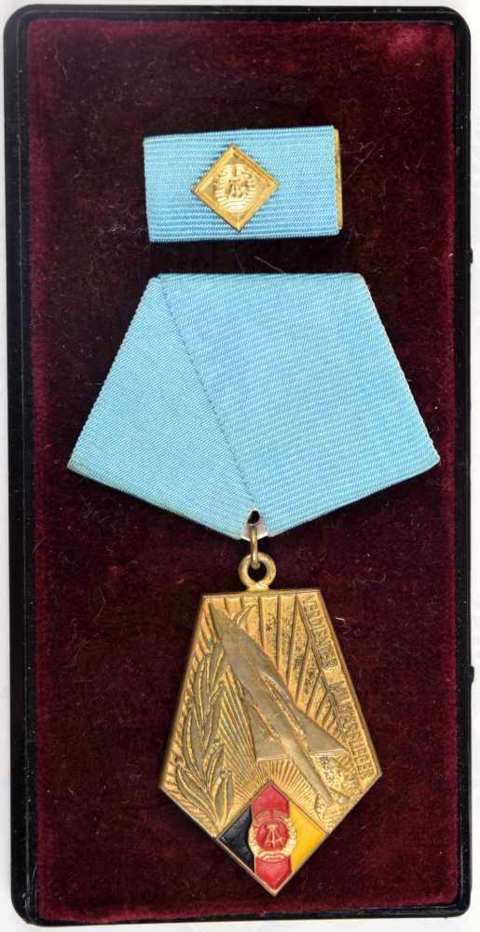 VERDIENTER MILITÄRFLIEGER DER DDR, Bronze, lackierte Kokarde der Luftstreitkräfte, glatte Rückseite,