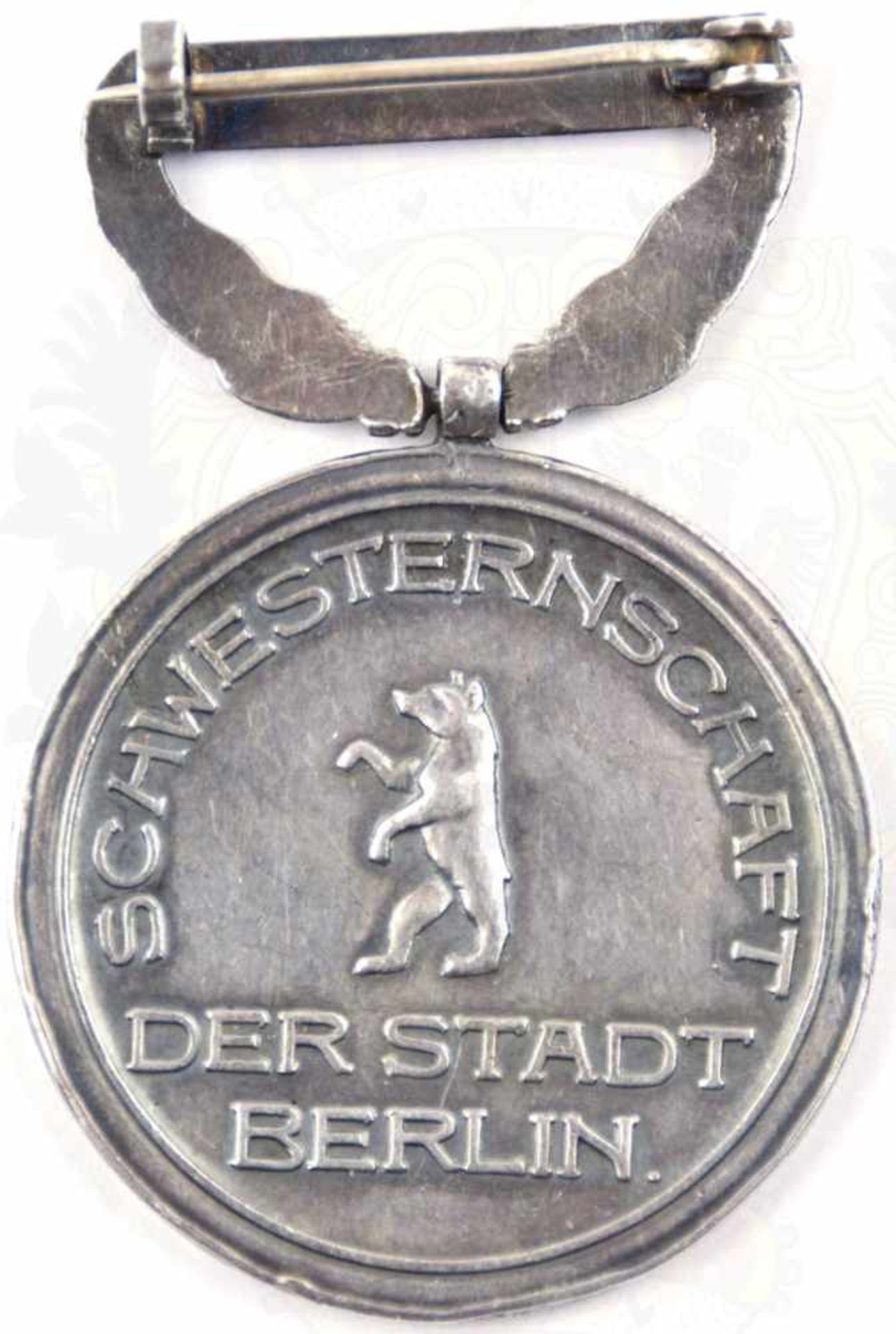 TRAGBARE MEDAILLE SCHWESTERNSCHAFT DER STADT BERLIN, vermutlich 1. WK, an Agraffe m. Lorbeer u. - Image 2 of 2