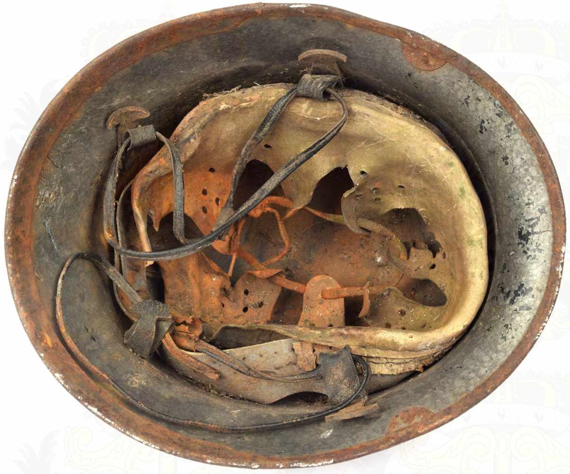 FEUERWEHR-SCHUTZHELM, um 1960, Leichtmetall, graue Hammerschlaglackierung, stark berieben, 2 - Bild 3 aus 3