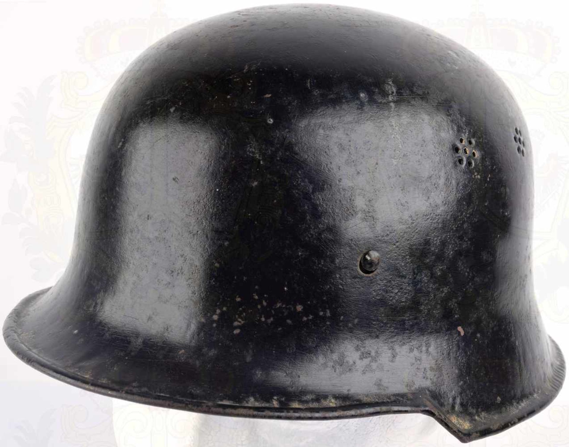 FEUERWEHR-EINSATZHELM 34, Glocke schwarz lackiert, seitlich je 2 Lüftungssiebe, schwarzes