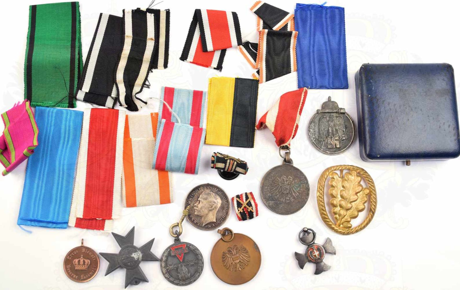 KONVOLUT EHRENZEICHEN UND BÄNDER, 23 Teile, Verdienstkreuz Kriegshilfsdienst 1916;