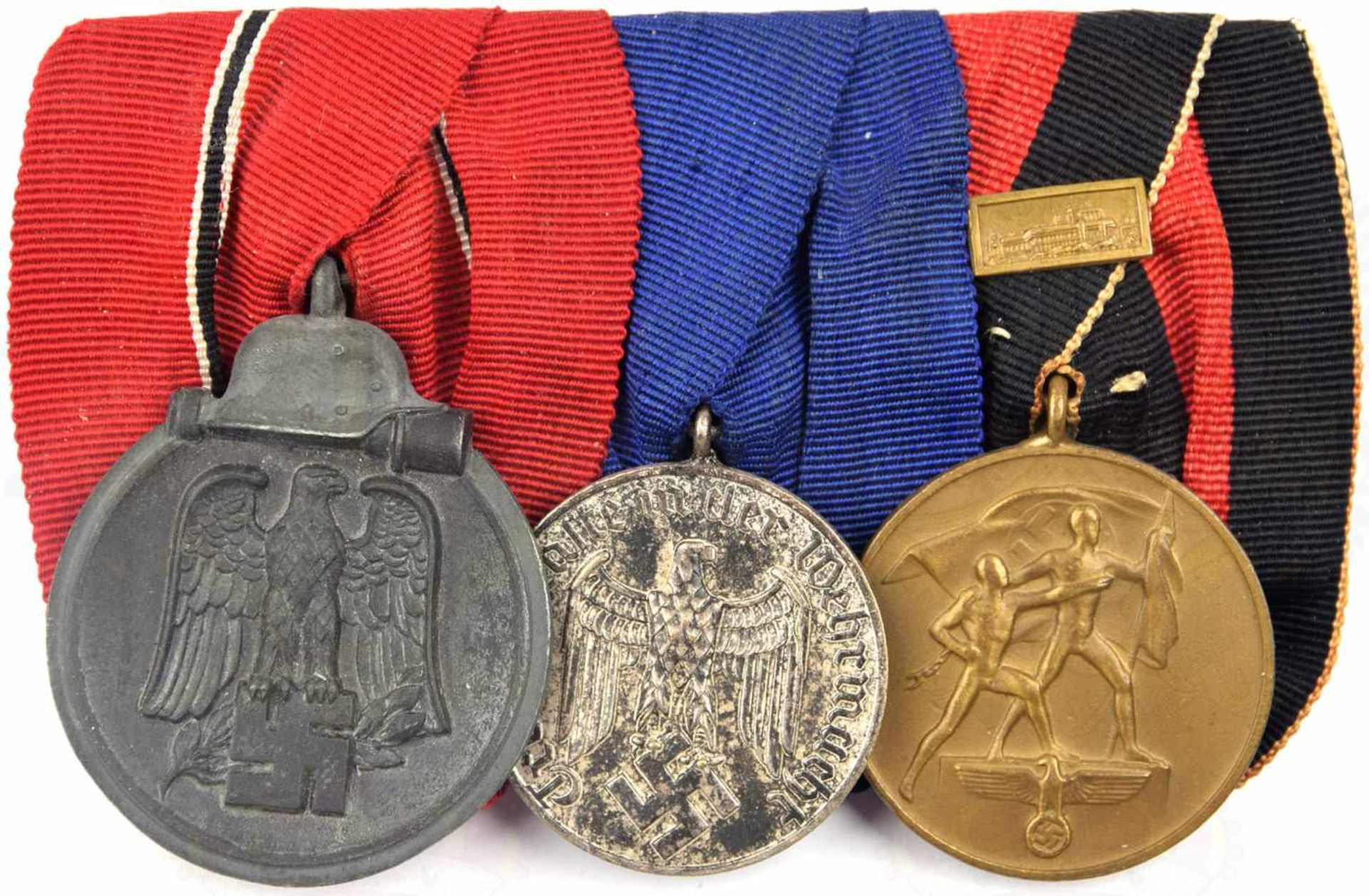 GROSSE ORDENSPANGE, 3-teilig: Medaille Winterschlacht im Osten, Feinzink/patiniert, gedunkelt;