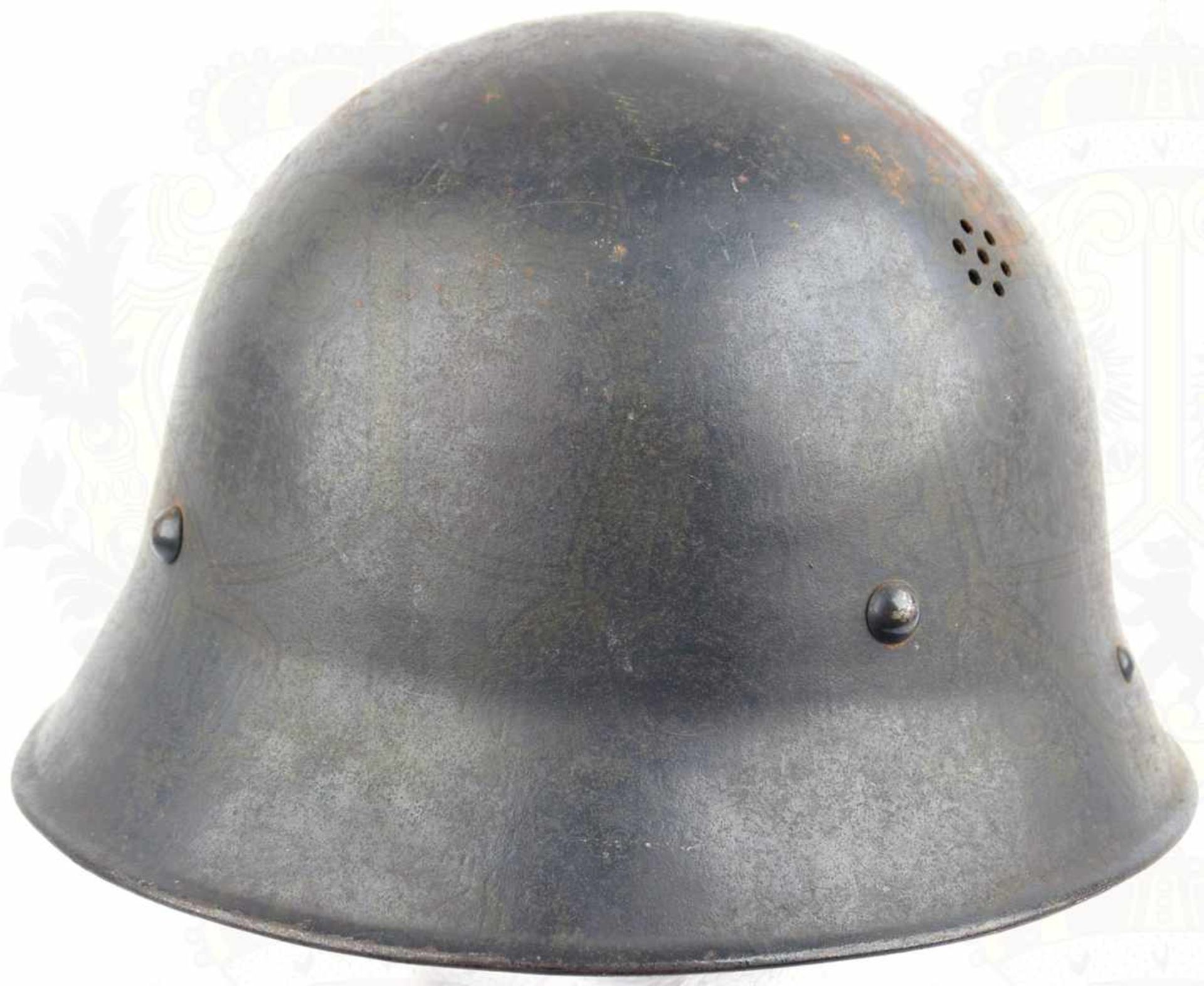 LUFTSCHUTZHELM, vermutlich Beutestück, dunkelgrau lackierte Glocke, seitlich je 2 Lüftungssiebe, 6-