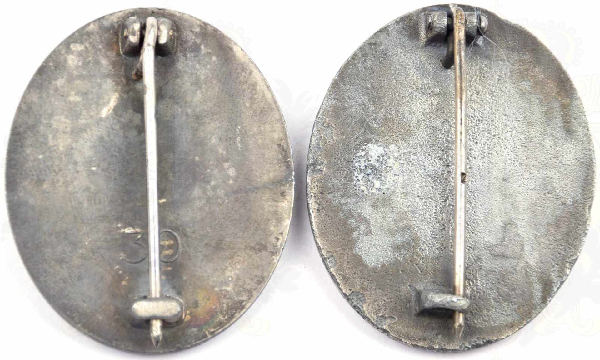 2 VERWUNDETENABZEICHEN IN SILBER, 1941-1945, Herst. „30“ bzw. „4“ (dieses m. kleinen Poren, guter - Bild 2 aus 2