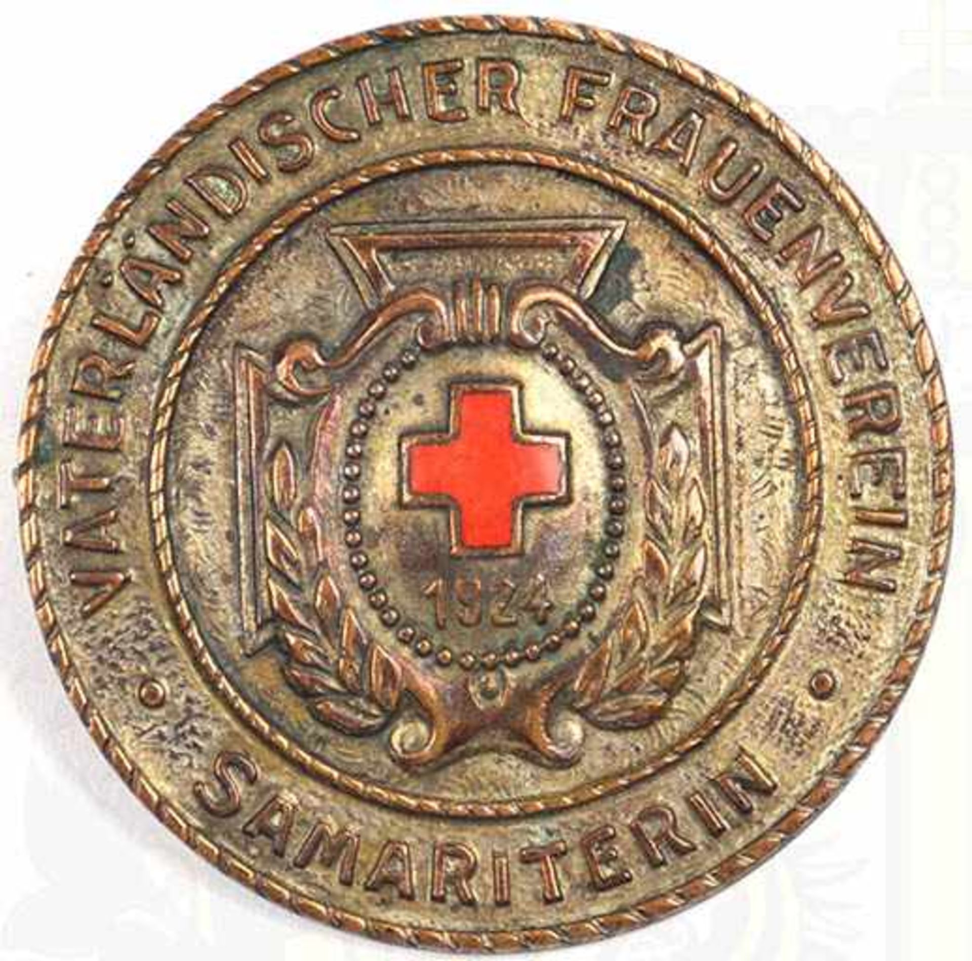BROSCHE „SAMARITERIN“, Vaterländischer Frauenverein 1924, Herst. „A. Stübbe Berlin“, Weißmetall,