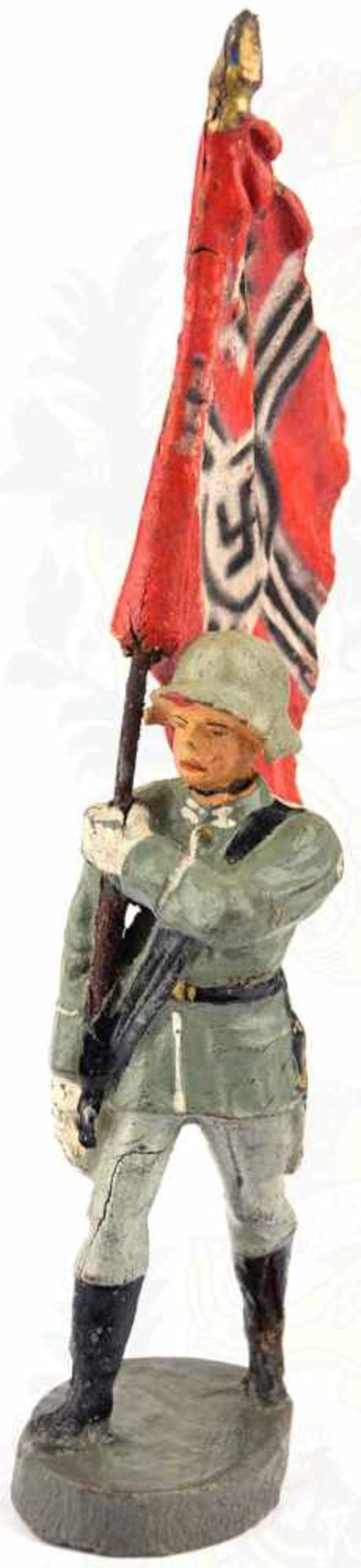 WEHRMACHT-FAHNENTRÄGER, mit Reichskriegsflagge, Herst. „Elastolin“, Figur u. Fahnentuch Masse, farb.