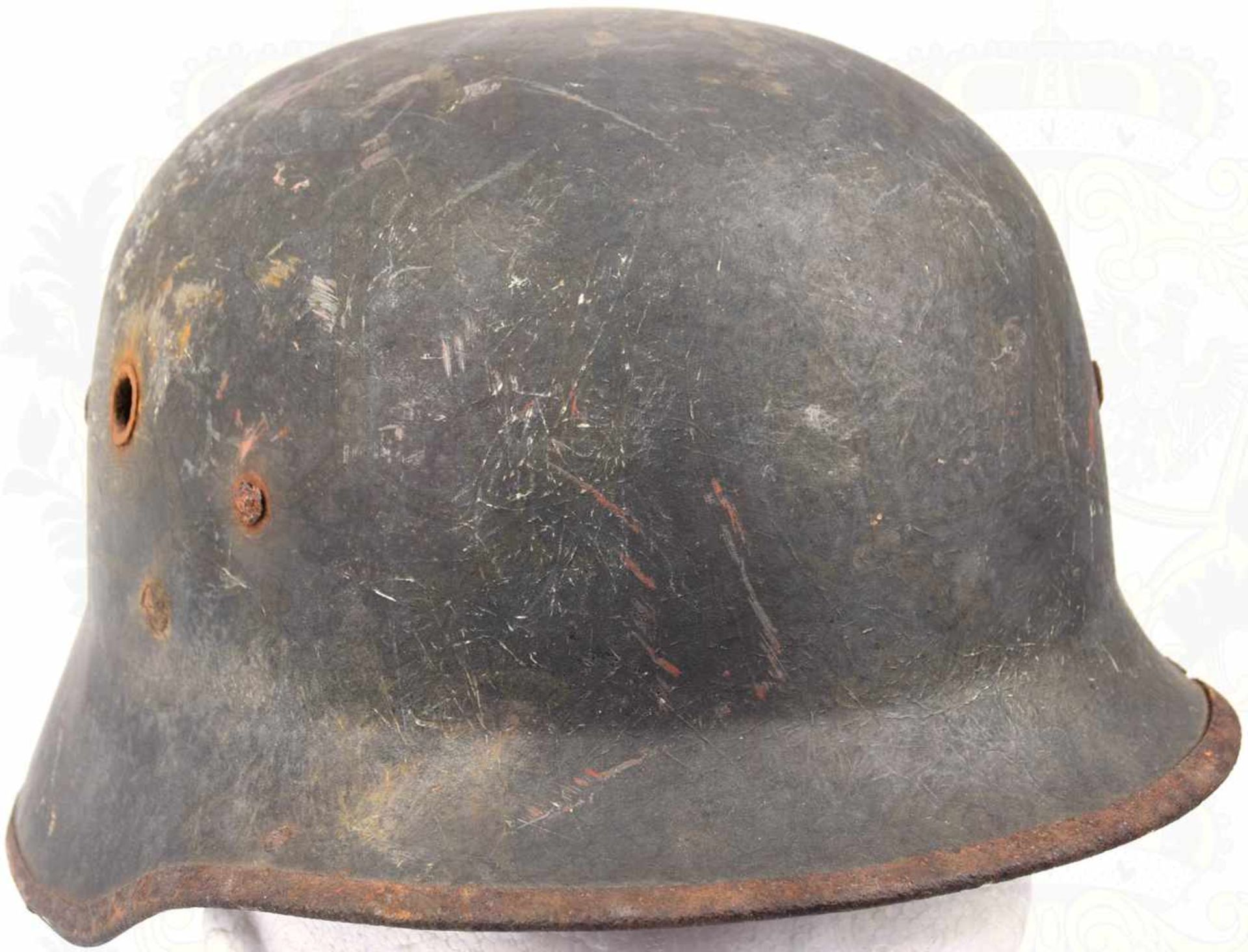 FEUERWEHR-SCHUTZHELM, um 1960, Leichtmetall, graue Hammerschlaglackierung, stark berieben, 2 - Bild 2 aus 3