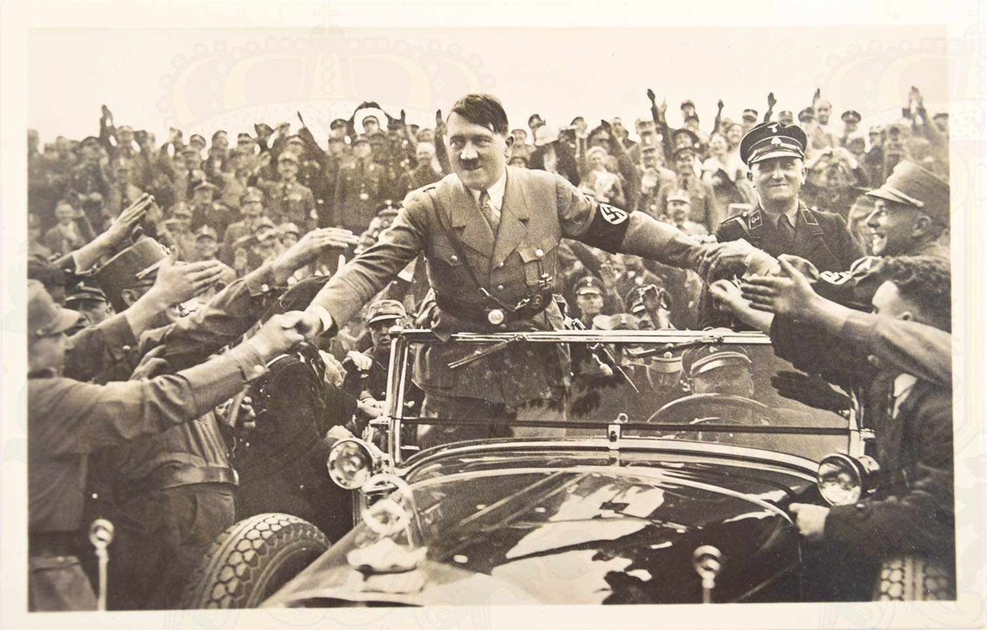 FOTO-AK ADOLF HITLER IM OFFENEN WAGEN, stehend, bei Handschlag mit SA-Männern, rs. bez. „Der