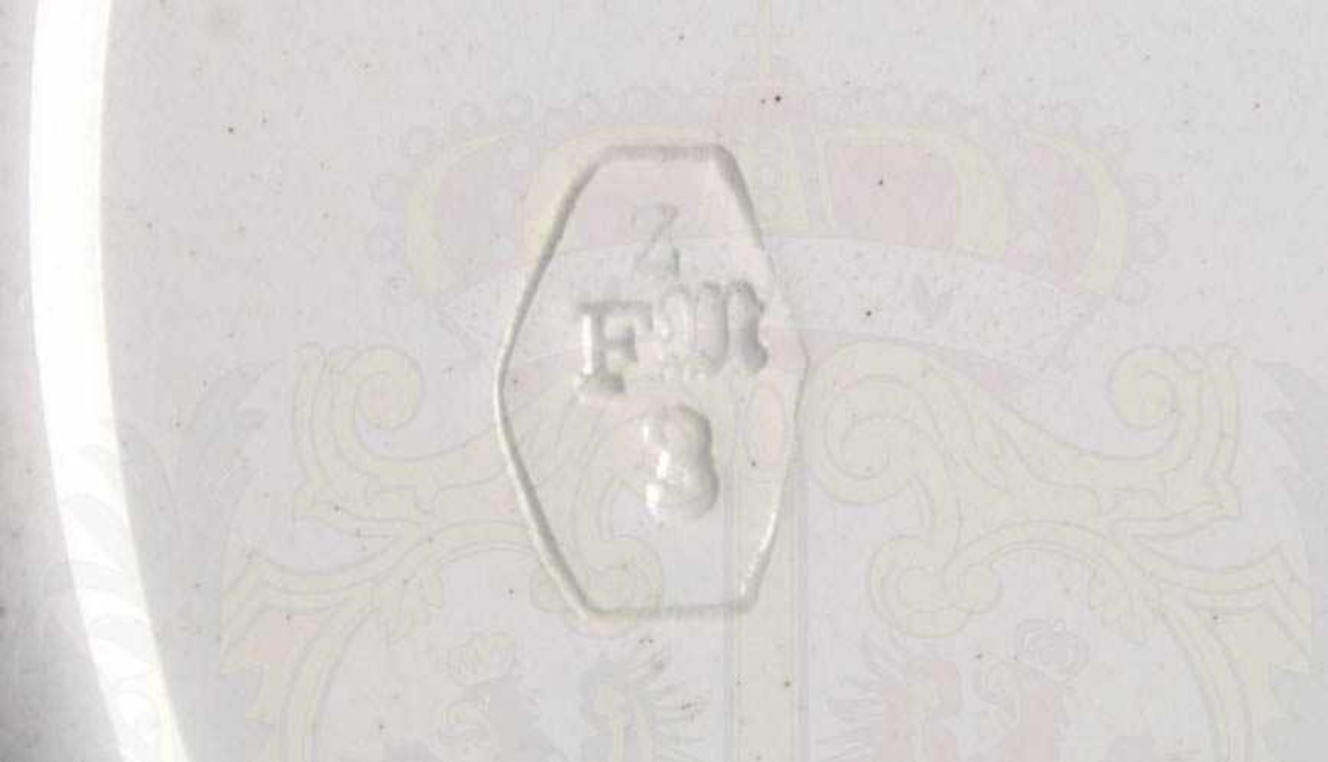 PATRIOTISCHER TELLER, weißes Steinzeug, glasiert, Spiegel m. auflackiertem EK 1914, gekreuzten - Bild 2 aus 2