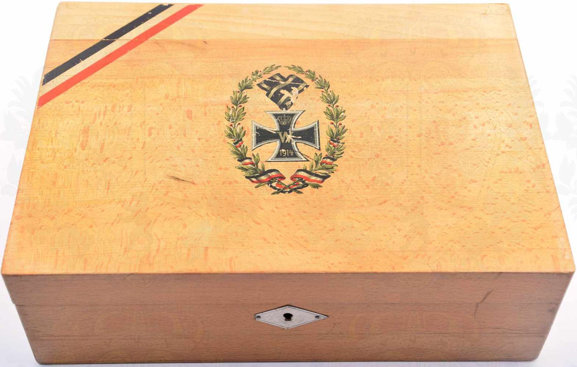 PATRIOTISCHE SCHATULLE, Holz, farblos lackiert, Deckel m. farb. Abb v. EK II 1914 am Band, im EL/
