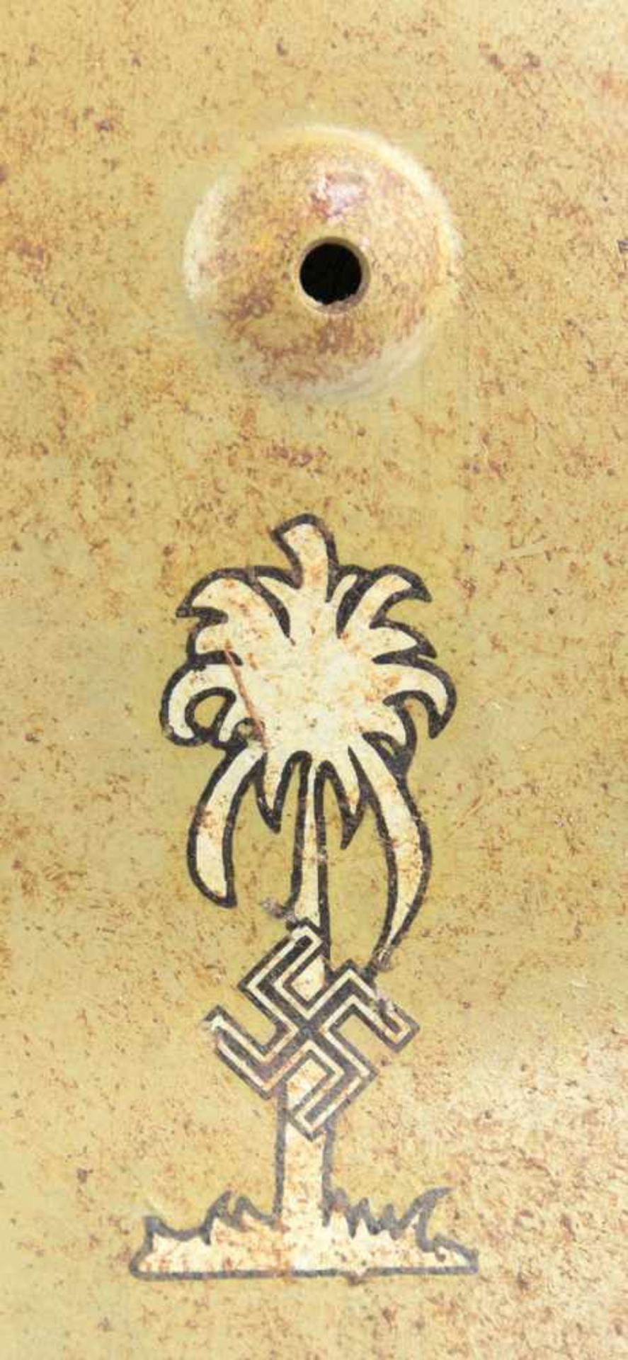 STAHLHELM 35/40, Sammleranfertigung, Glocke sandfarben lackiert, Afrikakorps- u. Wappen-Emblem, - Bild 3 aus 4