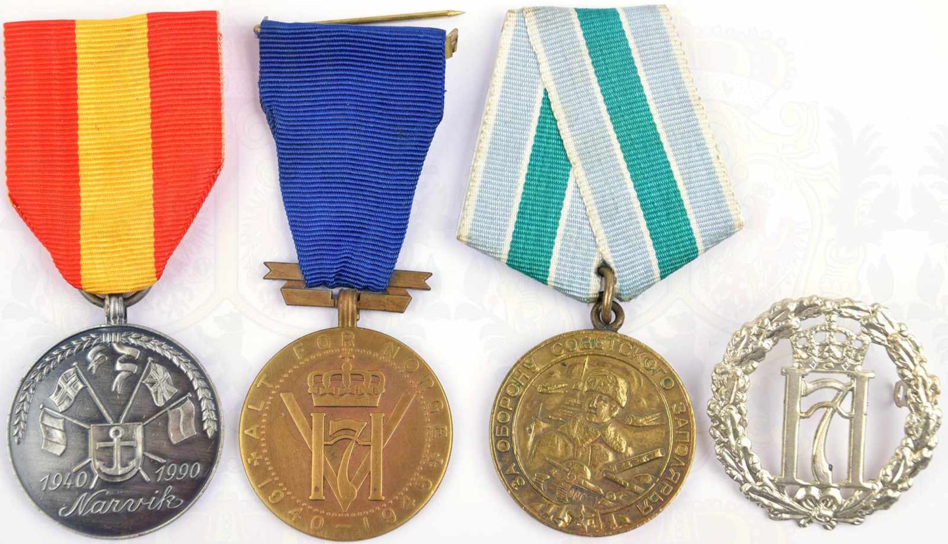 2 ERINNERUNGSMEDAILLEN, Alt for Norge 1940-1915 u. Narvik 1940-1990; dazu Mützenabzeichen, sowjet. - Bild 2 aus 3
