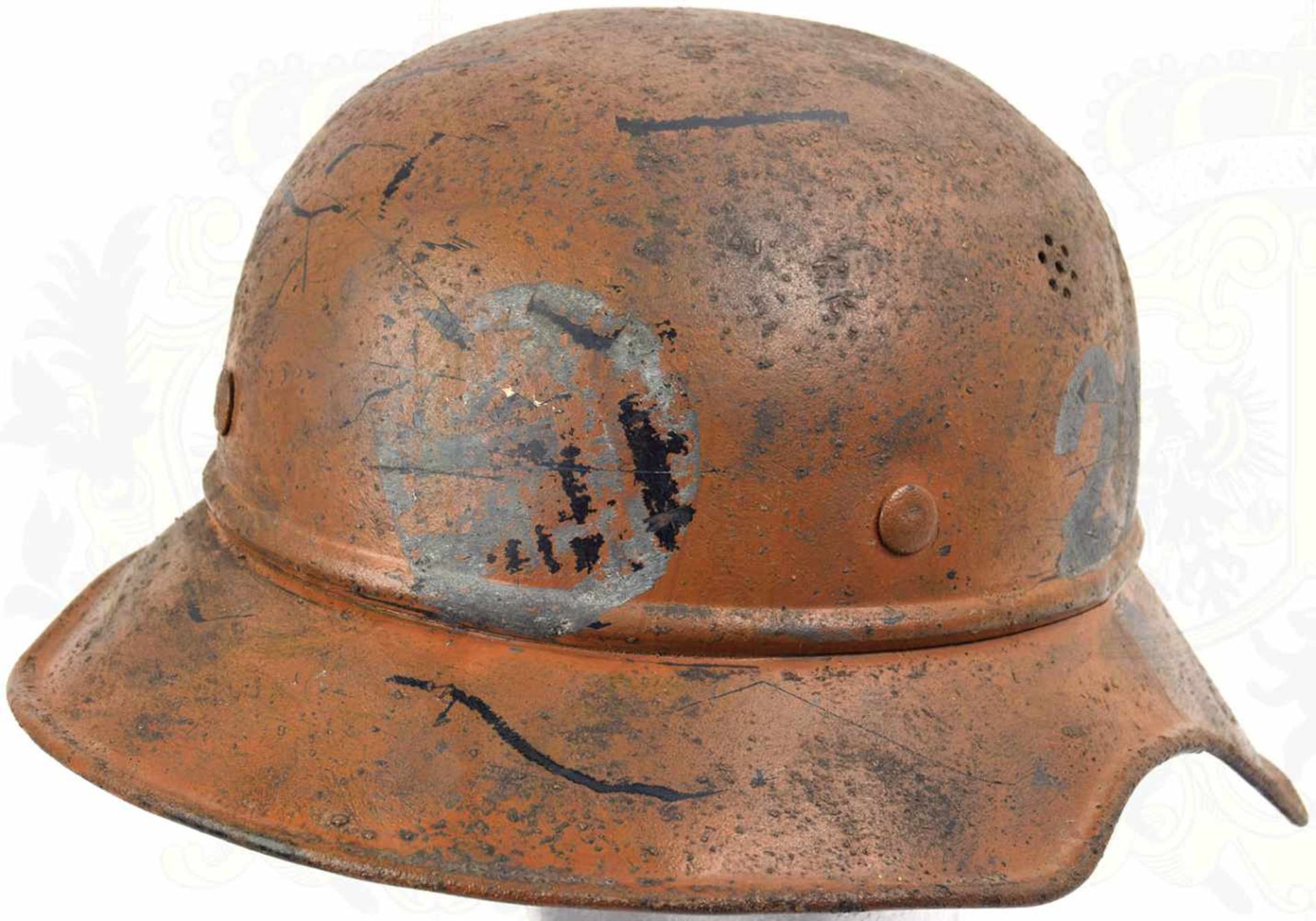 LUFTSCHUTZ-STAHLHELM 38, 3-teilige Fertigung, Glocke braun lackiert, SA-Emblem stark berieben, - Bild 3 aus 4