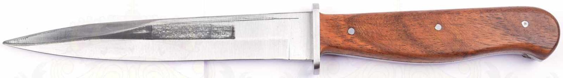 KAMPFMESSER, Sammleranfertigung, blanke Klinge, in der Spitze zweischneidig, L. 14 cm, genietete - Bild 2 aus 2