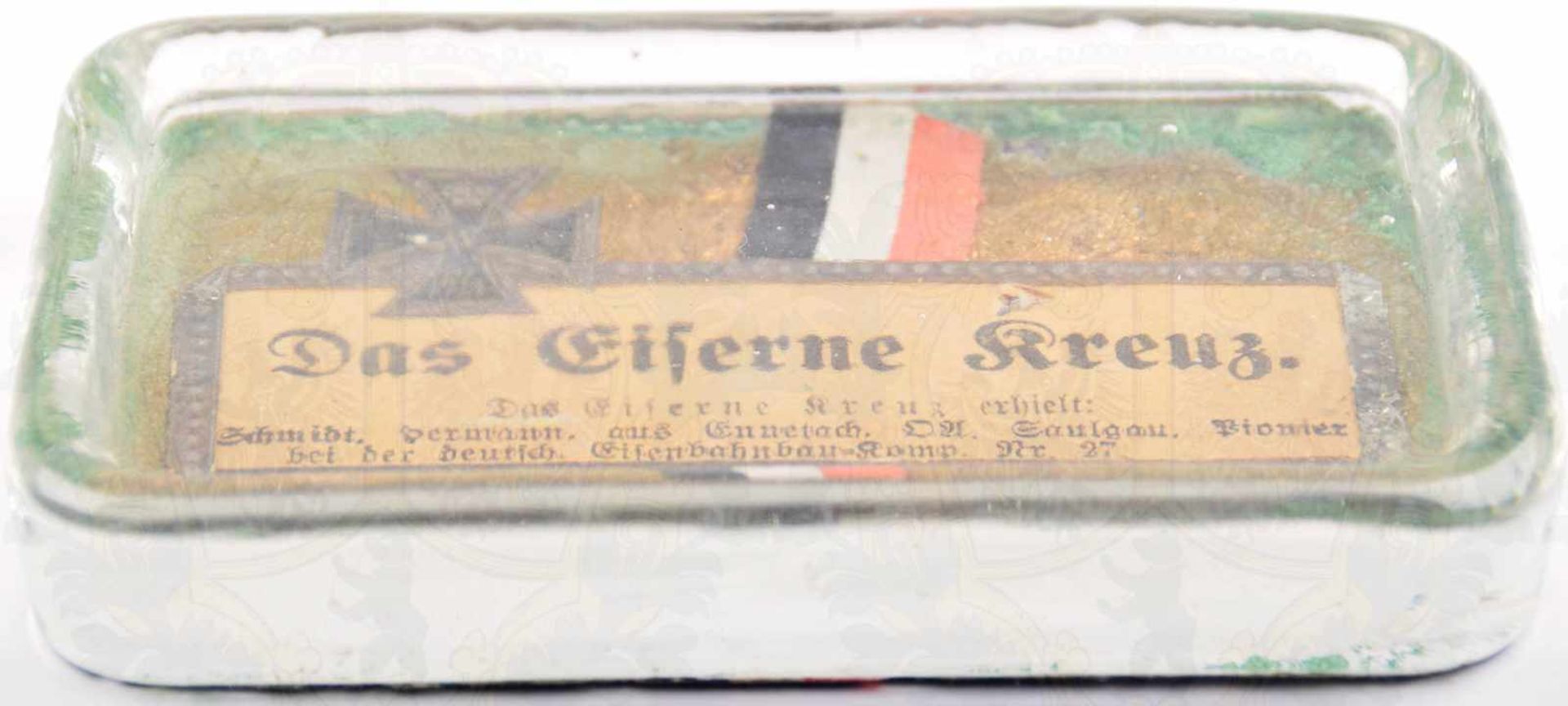 PATRIOTISCHER BRIEFBESCHWERER, Glas, im Boden EK 1914 a. Karton u. s/w/r Band sowie - Bild 2 aus 2