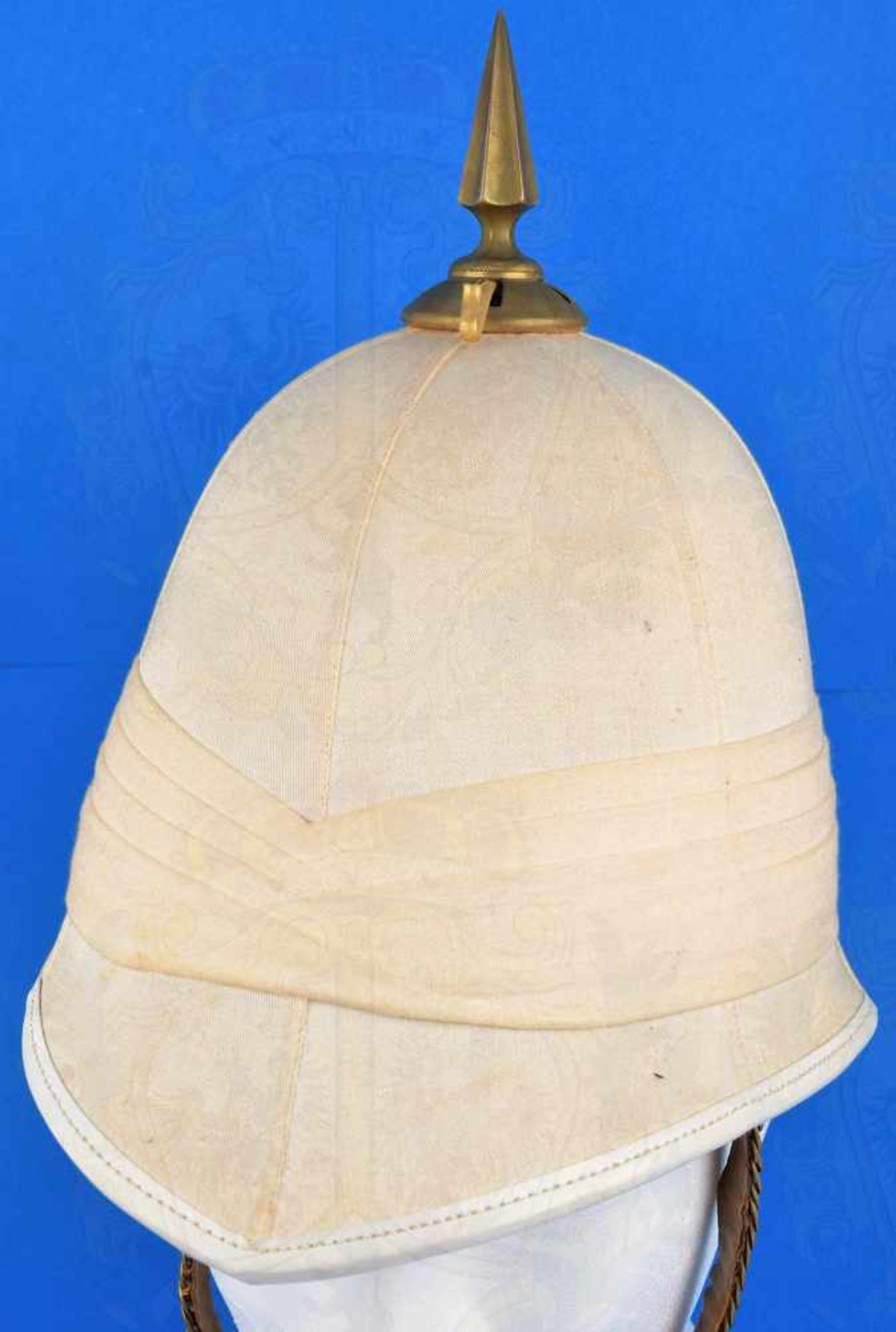 TROPENHELM, ältere Form m. Spitze, bez. „Waterproof Tropical Helmet Made in England“, weißer