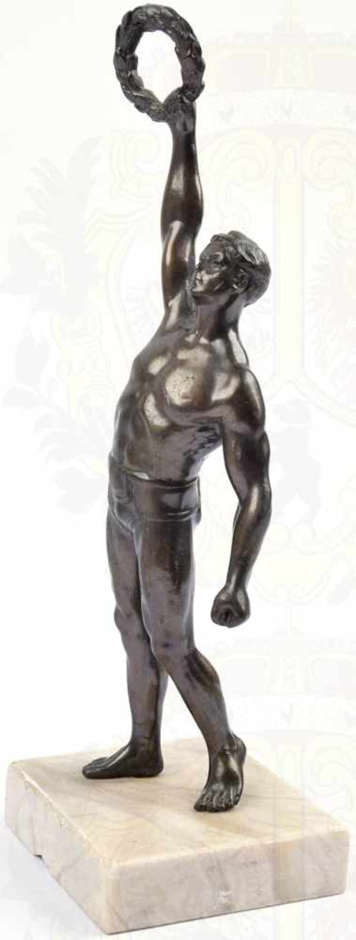 STATUE SIEGER MIT LORBEERKRENZ, Metallguß/bronziert, auf hellem Steinsockel, ges. H. 23,5cm, - Bild 2 aus 2