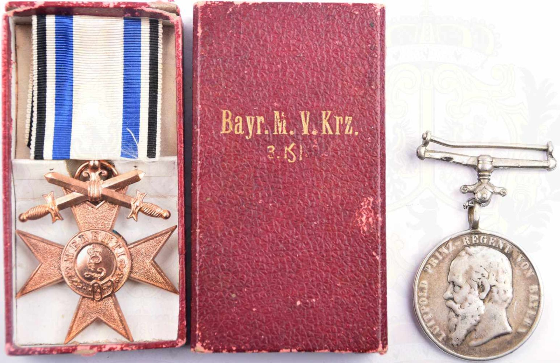 2 AUSZEICHNUNGEN, Militärverdienstkreuz 3. Klasse m. Schwertern, Buntmetall, am Bandstück, in