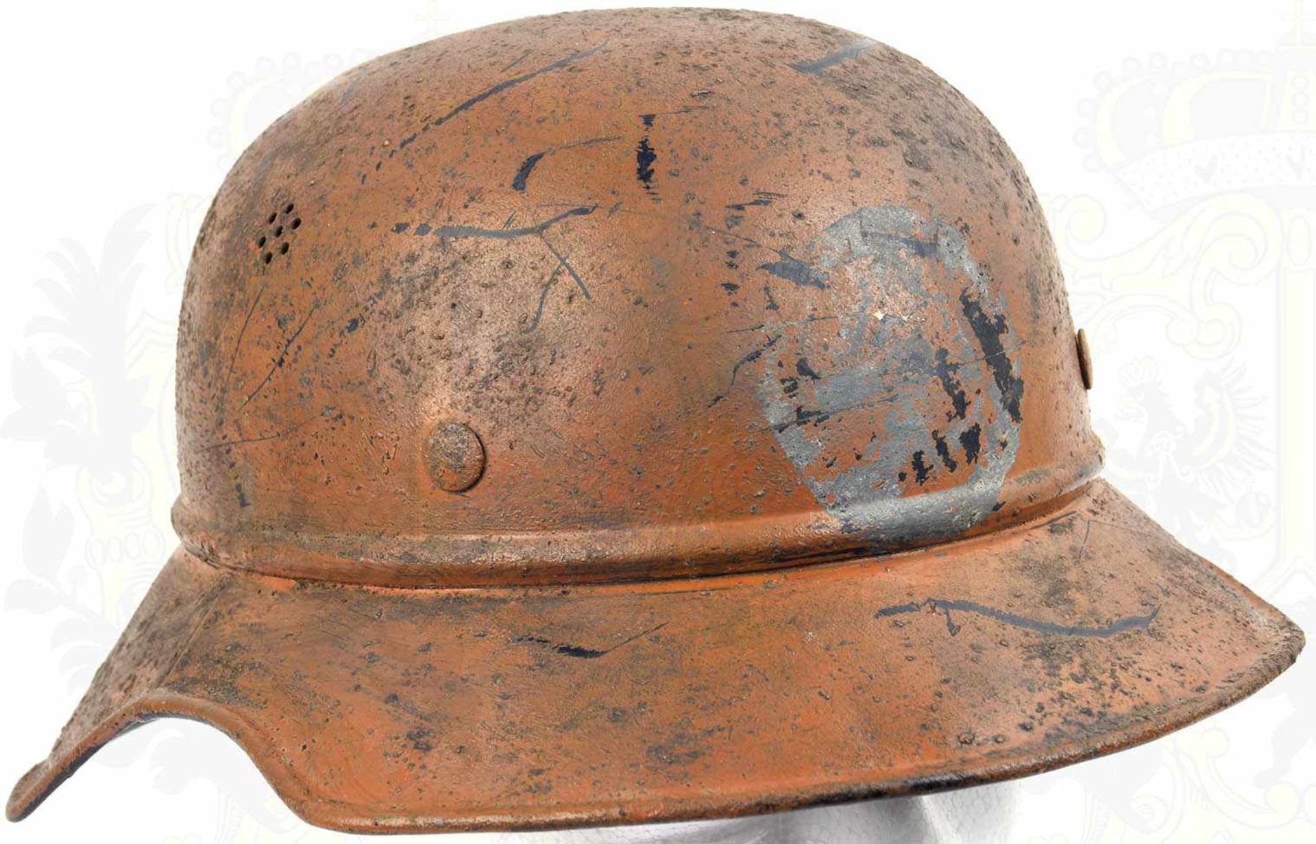 LUFTSCHUTZ-STAHLHELM 38, 3-teilige Fertigung, Glocke braun lackiert, SA-Emblem stark berieben,