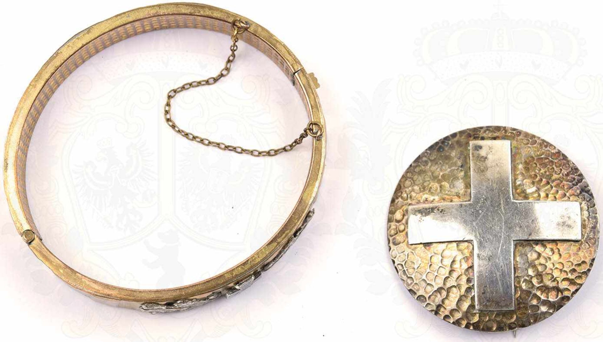 PATRIOTISCHER ARMREIF, in Form eines Granaten-Führungsring gefertigt, Leichtmetall/vergoldet, mit