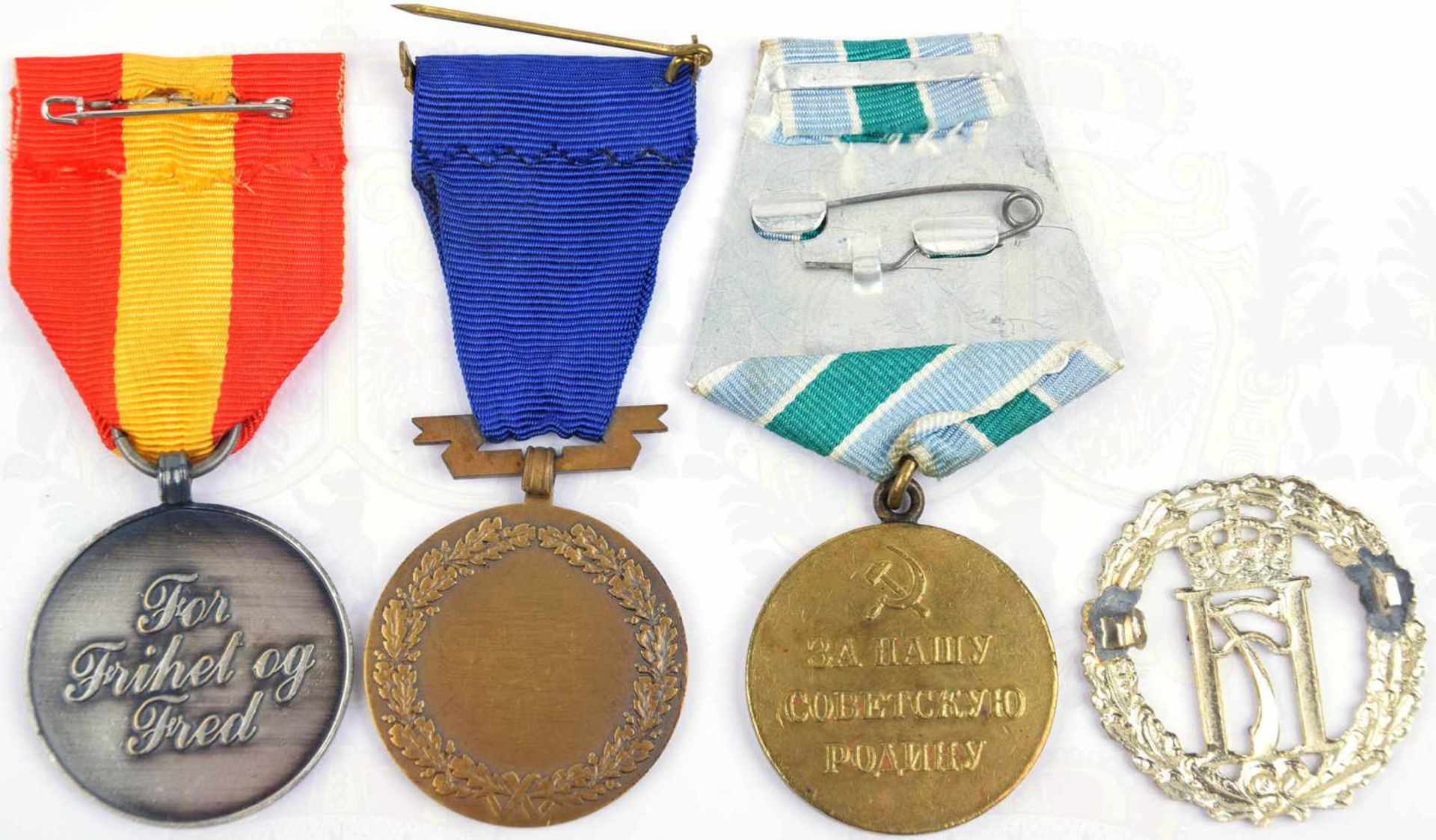 2 ERINNERUNGSMEDAILLEN, Alt for Norge 1940-1915 u. Narvik 1940-1990; dazu Mützenabzeichen, sowjet. - Bild 3 aus 3