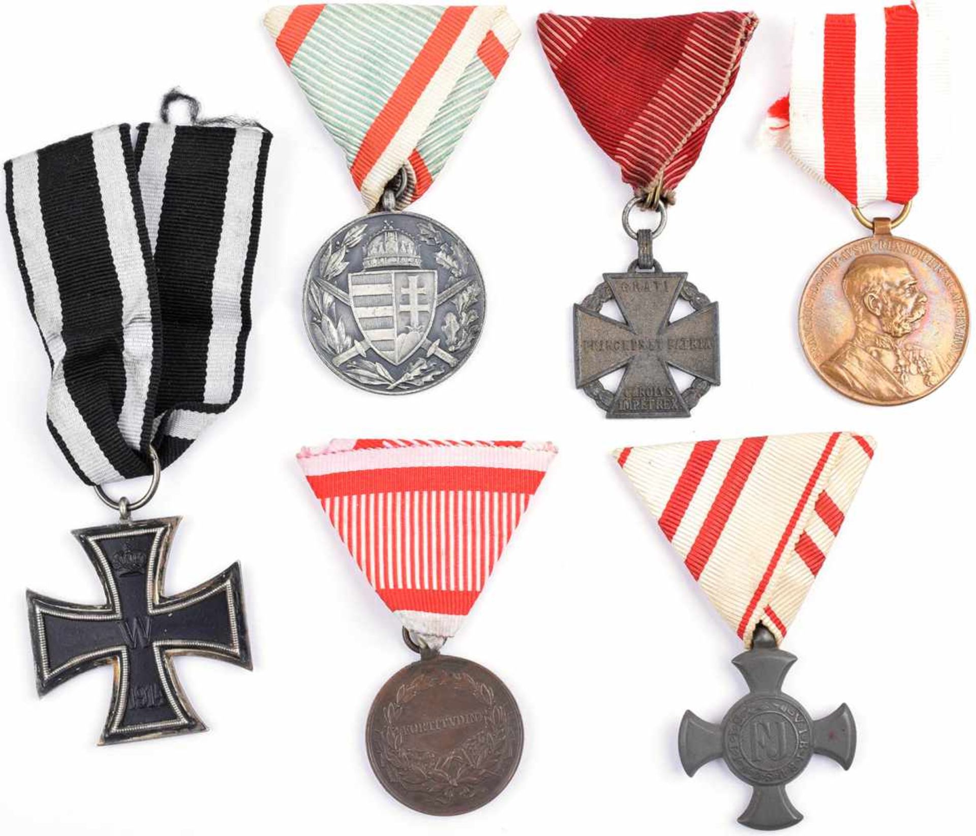 6 EHRENZEICHEN, Eisernes Verdienstkreuz 1916; Bronzene Tapferkeitsmedaille Kaiser Karl; Karl-